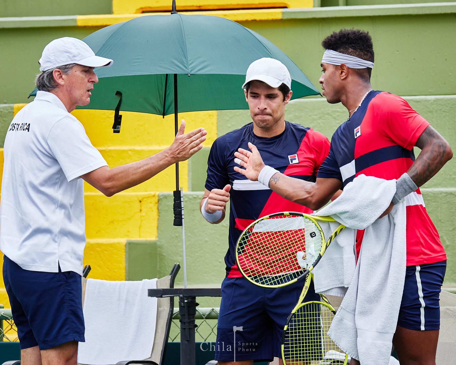 La pareja de Costa Rica con su capitán en su partido de dobles