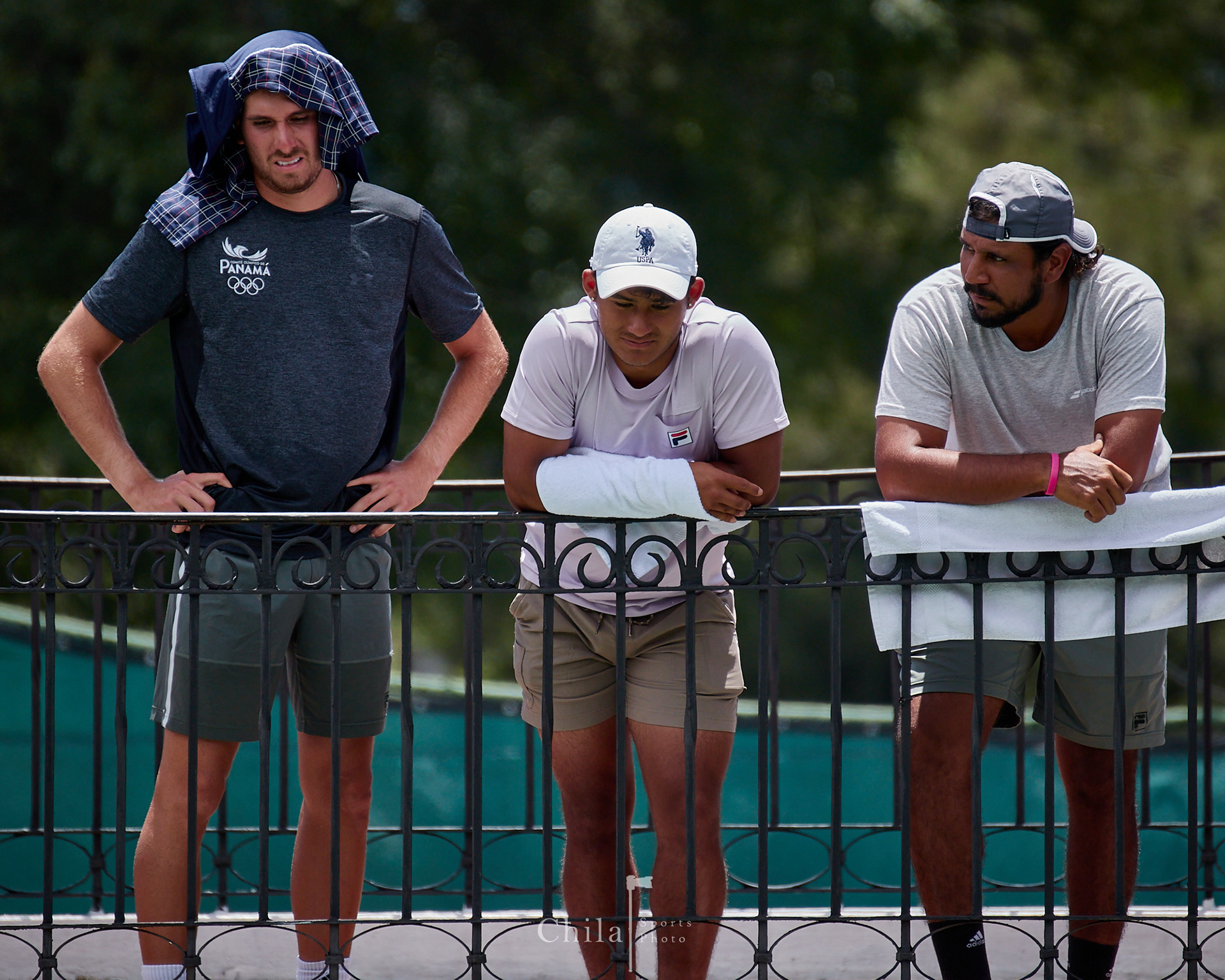 El equipo de Panamá mira otros partidos bajo un sol intenso