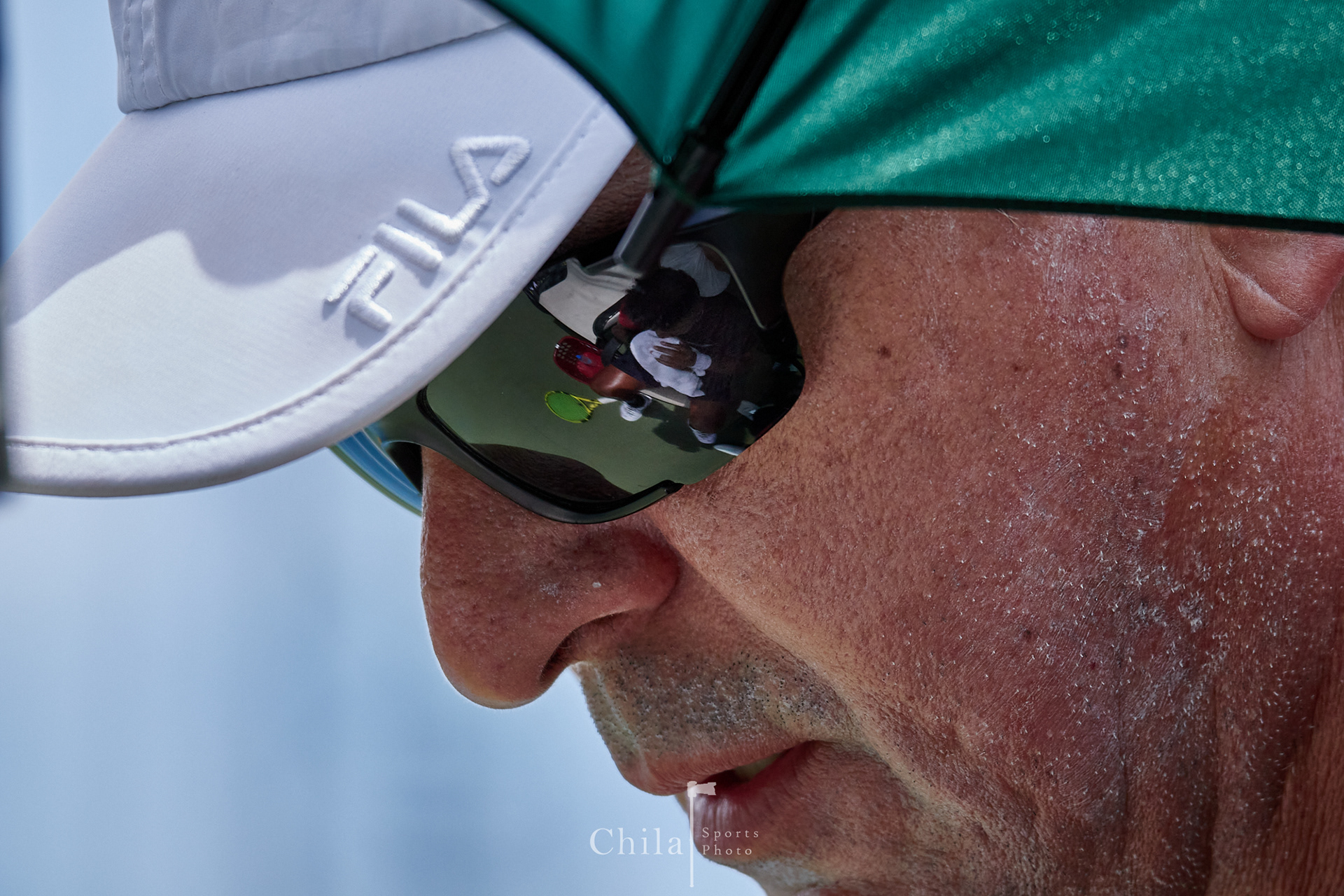 El capitán Kenneth Thome (CRC) mantiene a Jesse Flores fresco bajo el intenso calor