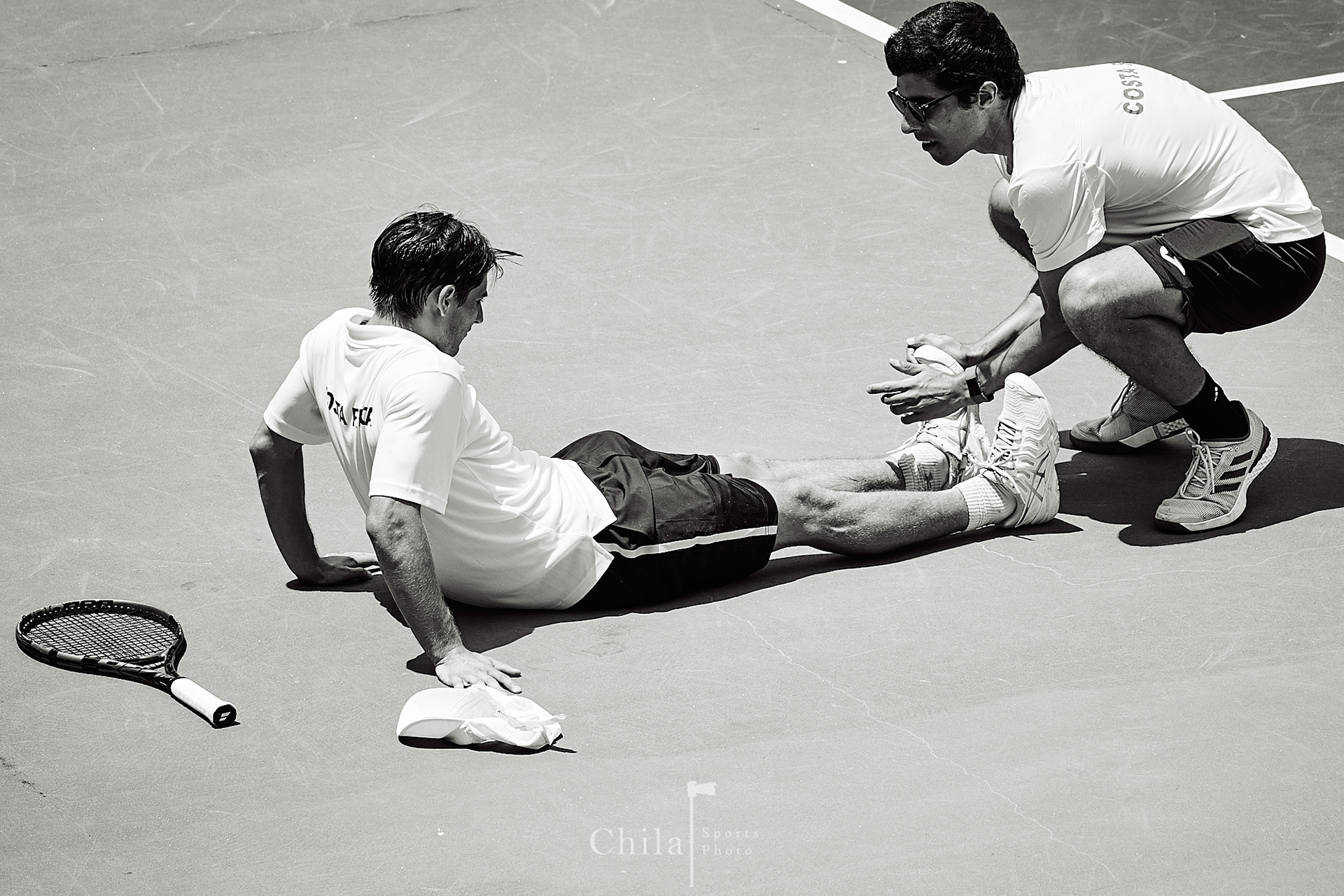 Pablo Nuñez ayuda a su compañero Sebastián Quirós (CRC) luego de su deshidratación ante un intenso calor