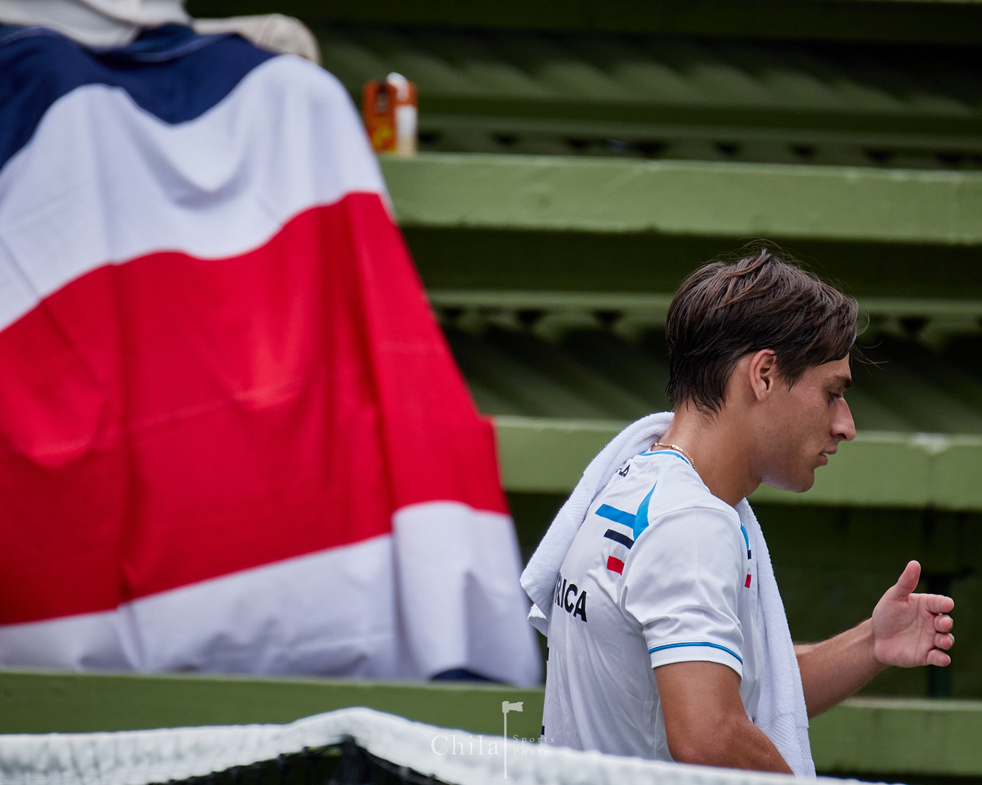 Sebastian Quirós (CRC) se prepara mientras el público local apoya en su partido de individuales