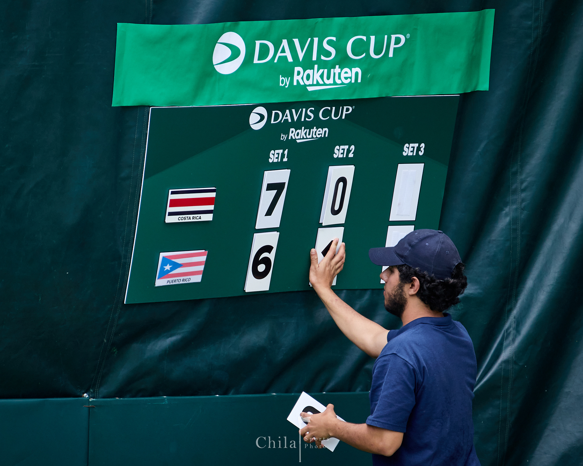 El Ball Boy realiza la actualización en el marcador en el partido de Costa Rica contra Puerto Rico