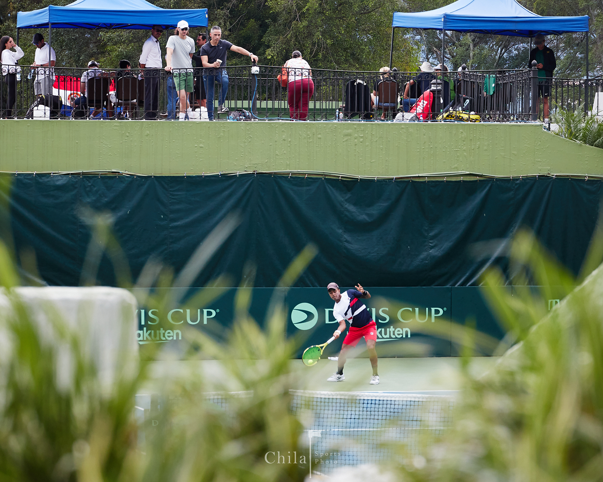 El público ve a Jesse Flores (CRC) en la cancha principal
