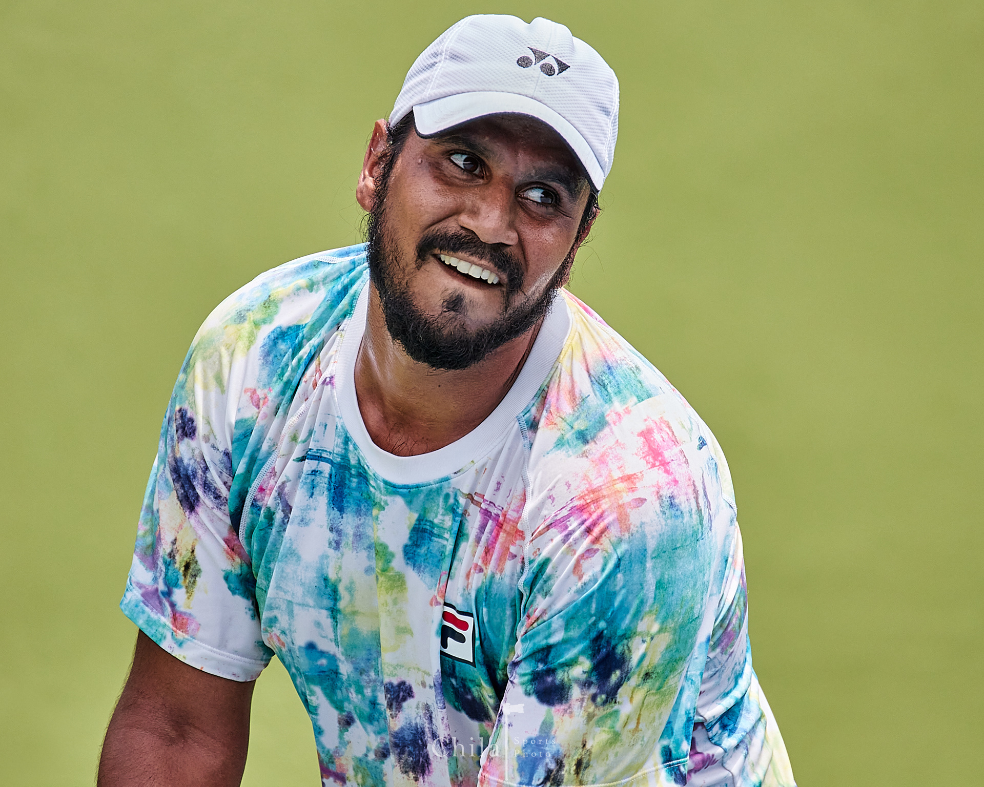 Luis Gomez se prepara realizar su servicio en su partido de inviduales