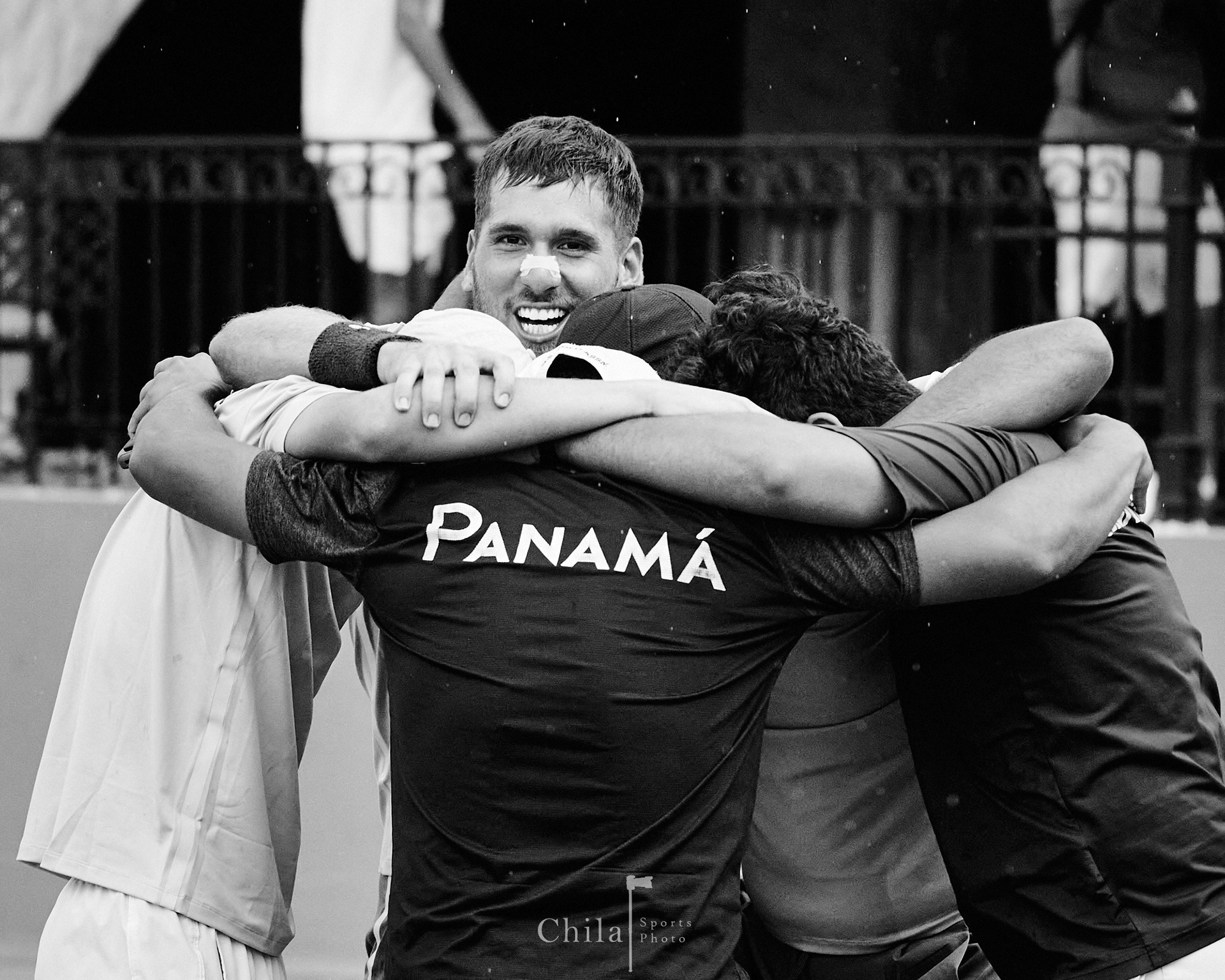 El equipo de Panamá celebra su gane en dobles contra Puerto Rico