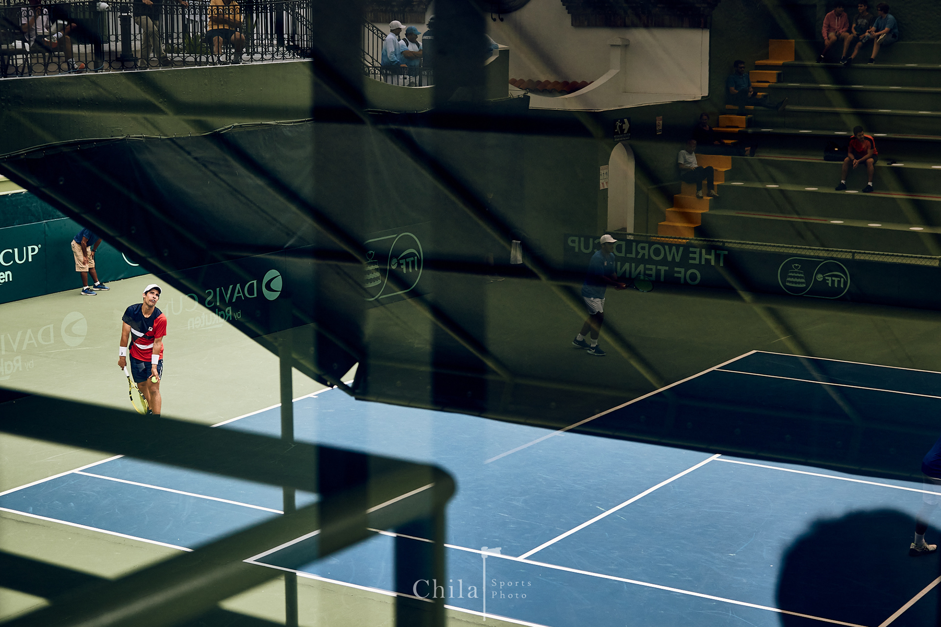 Pablo Nuñez (CRC) se prepara para realizar su servicio en la cancha principal