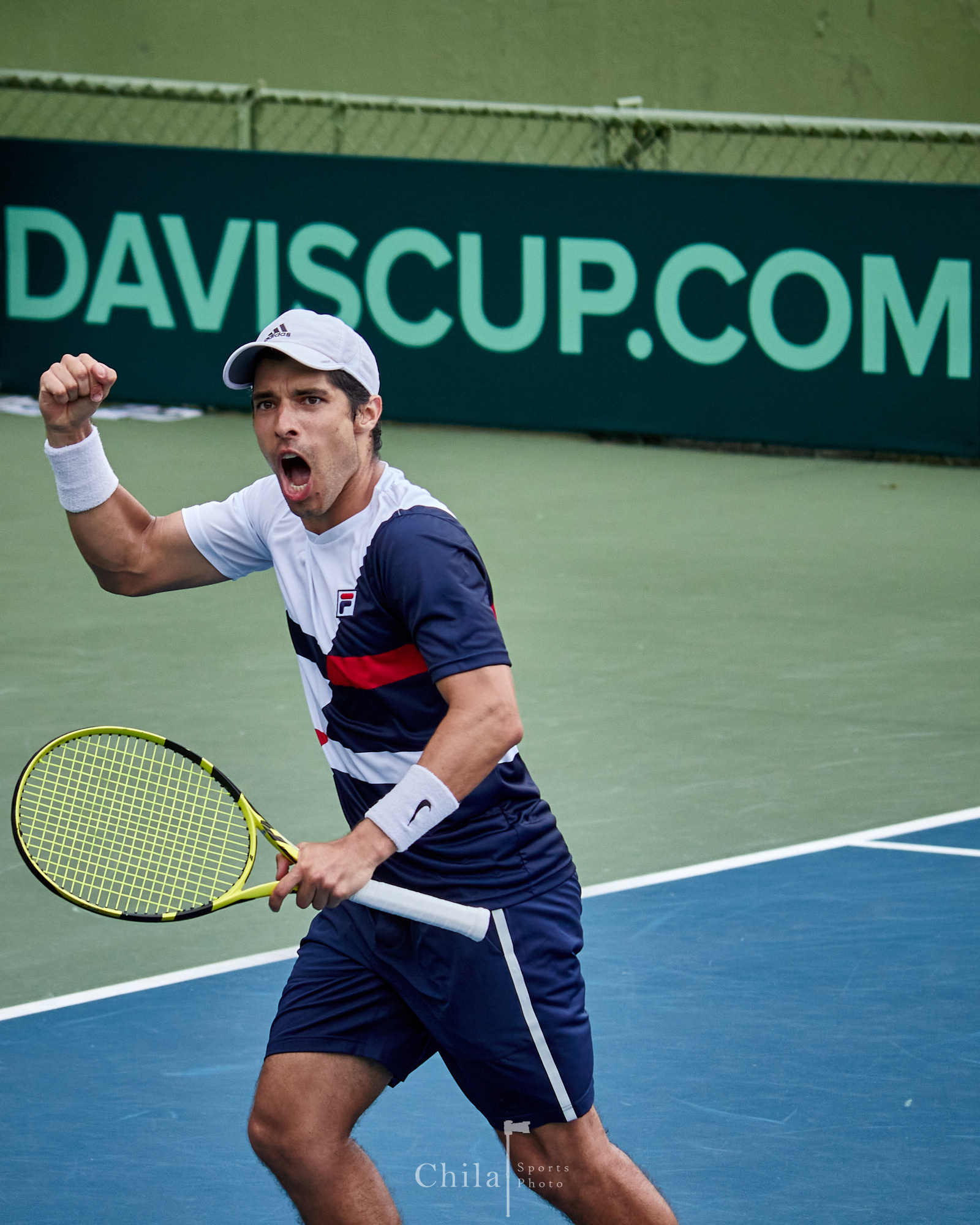 Pablo Nuñez (CRC) reacciona con el público que se hizo presente