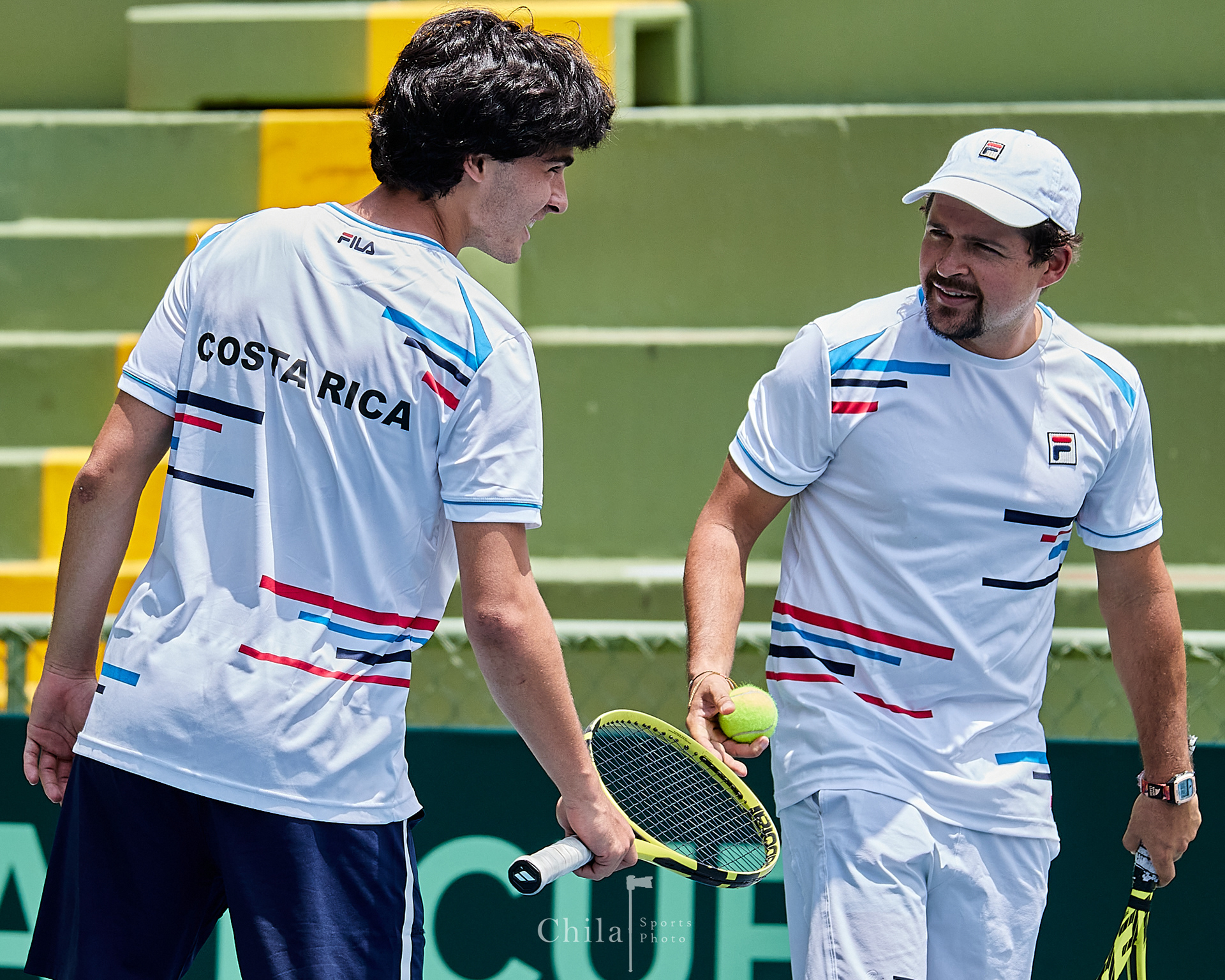 LucaLoNardo y Enrique Naranjo (CRC) realizan su calentamiento diario