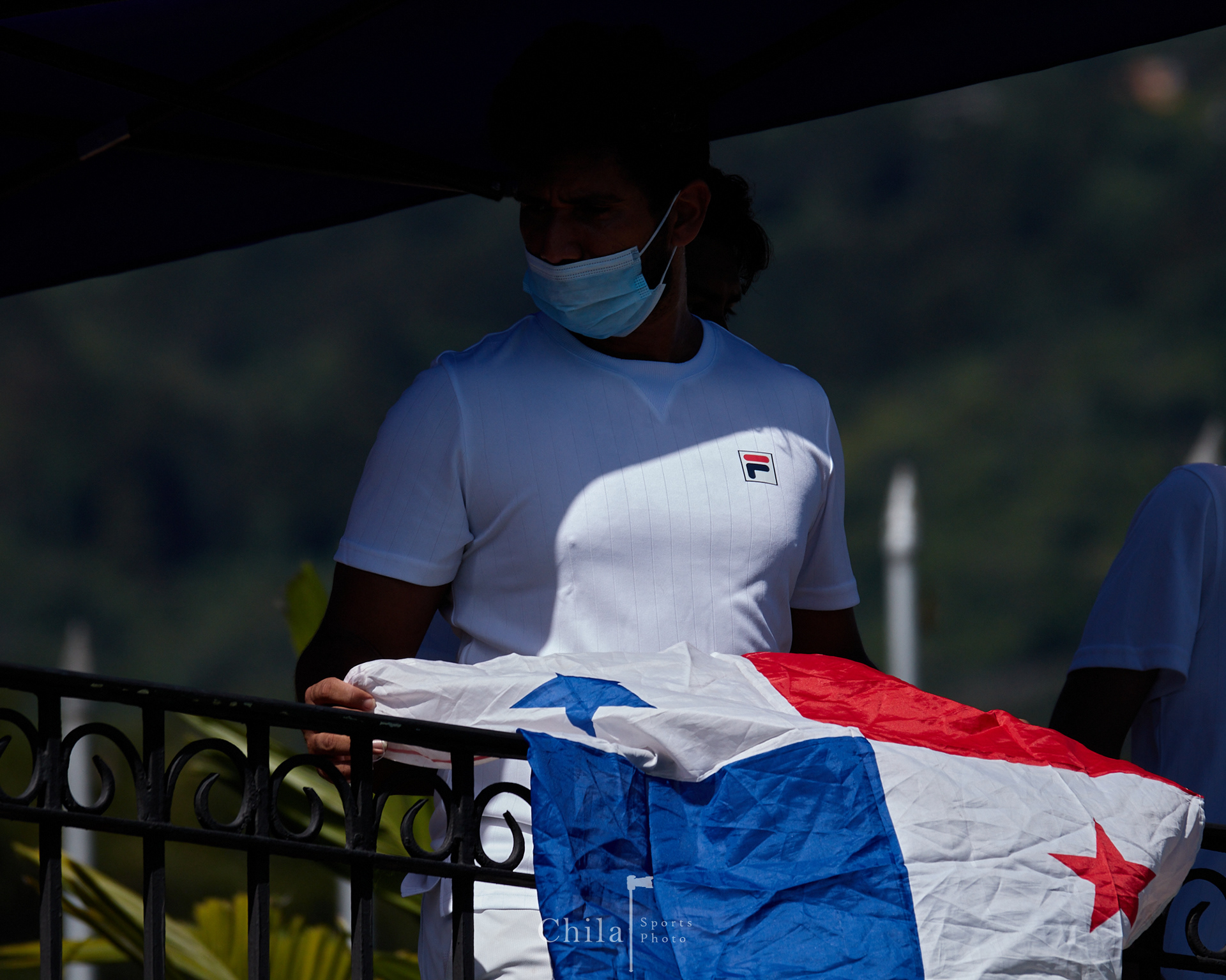 El apoyo panameño mientra su compañero juega su partido de inviduales