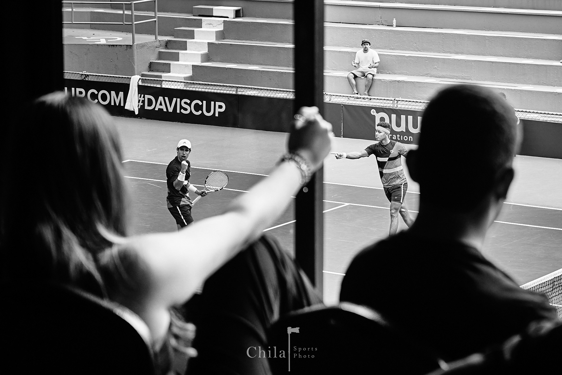 Los espectadores miran atentos la pareja de Costa Rica en el partido decisivo