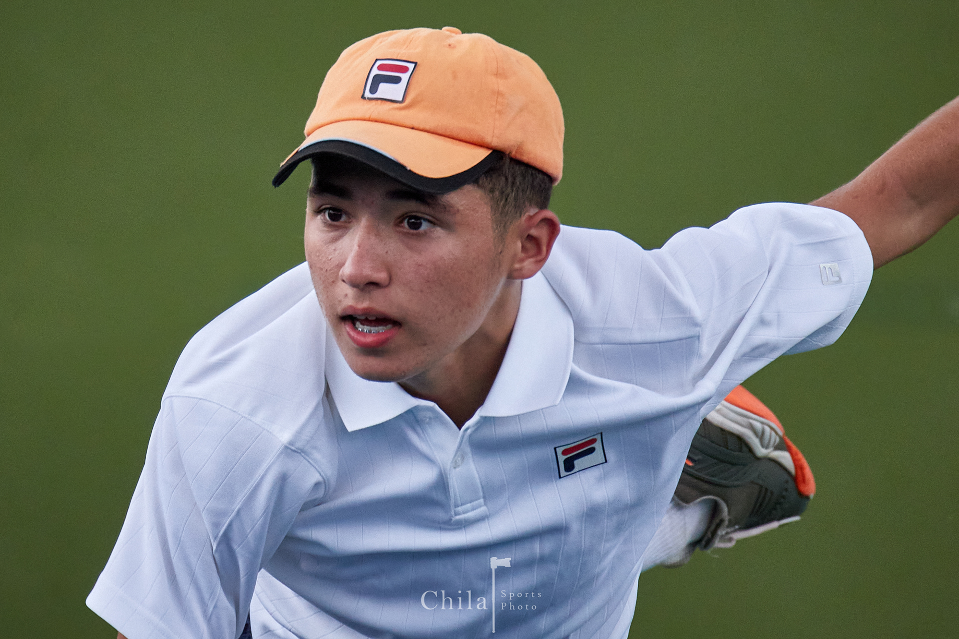 Gilberto Gomez (PAN) realiza su servicio en el último partido de la Copa Davis 2022