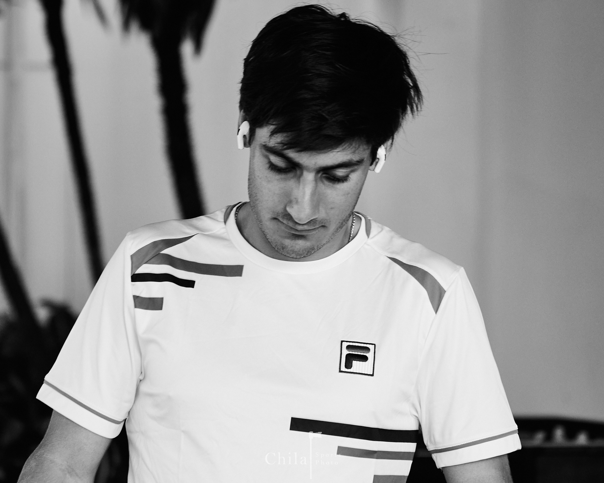 Sebastián Quirós (CRC) se concentra previo al inicio de su primer juego de individuales