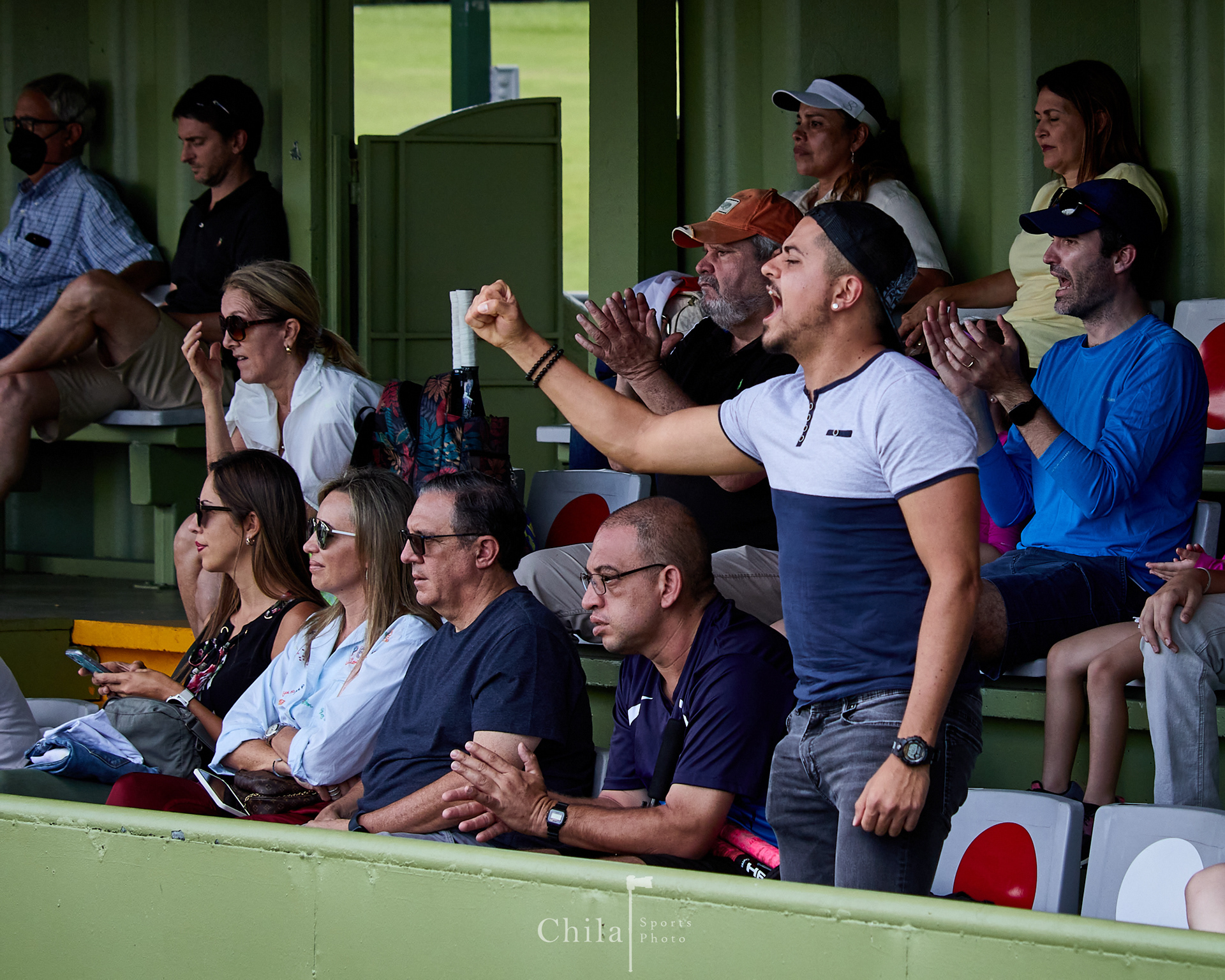 Los espectadores realizan el apoyo desde la tribuna de la cancha principal