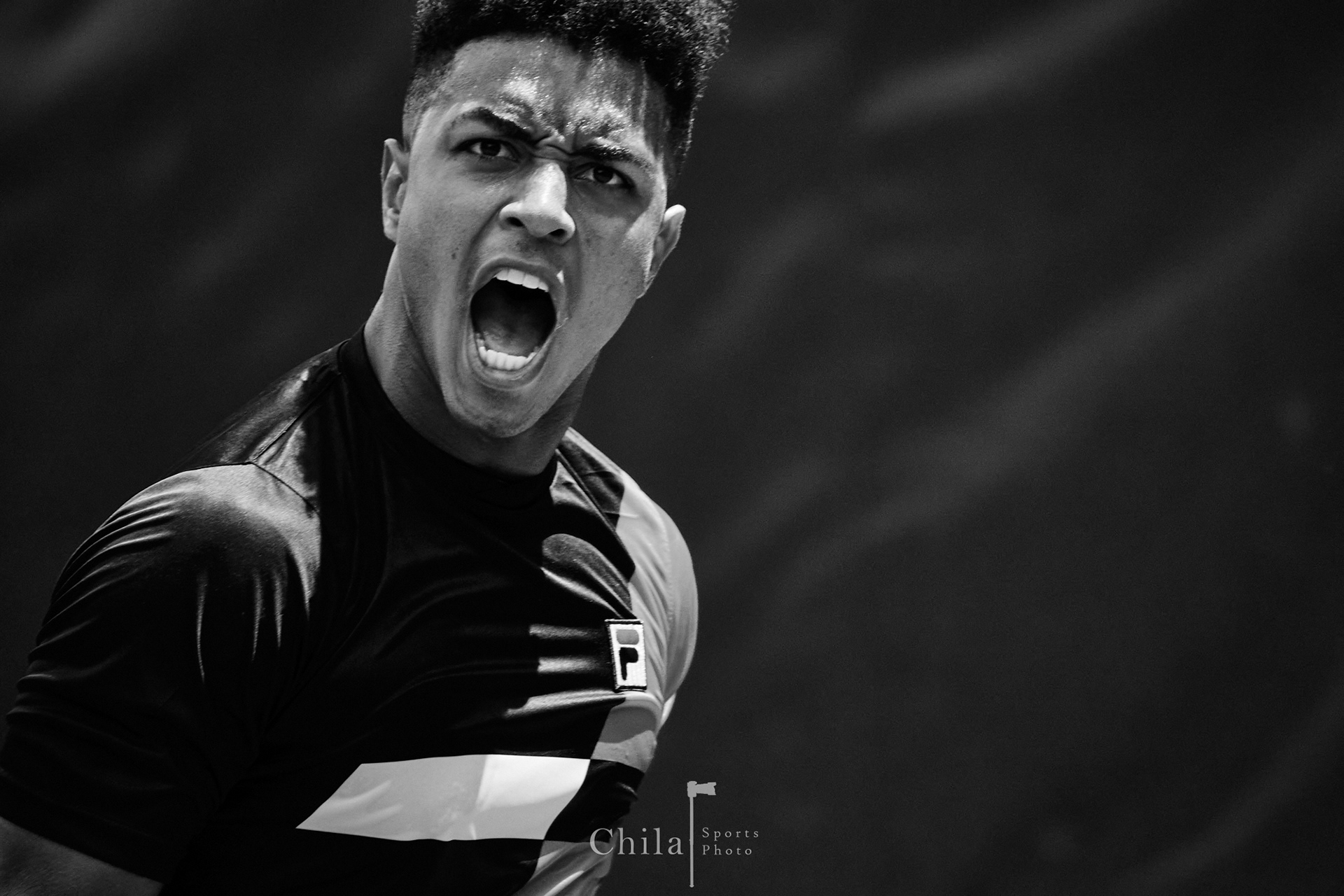 Jessie Flores reacciona con pasión ante un gran punto en su partido de inviduales