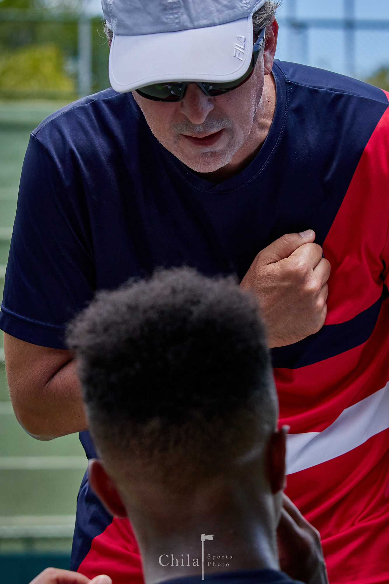 El capitán Kenneth Thome (CRC) aconseja a Jessie Flores en su partido de inviduales