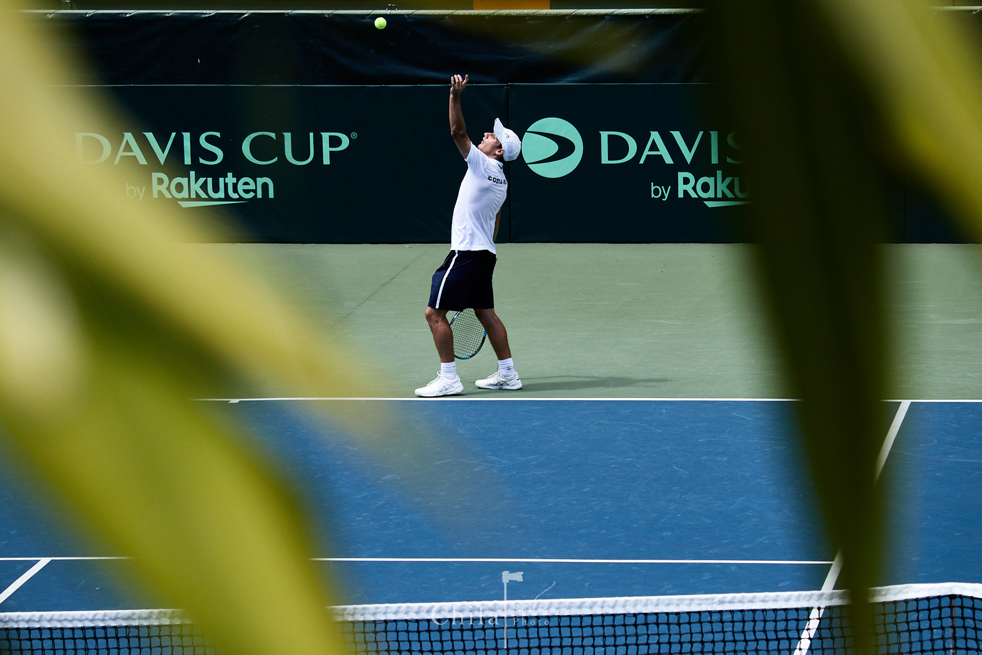 Sebastián Quirós (CRC) realiza su servicio en la cancha principal en la Copa Davis 2022