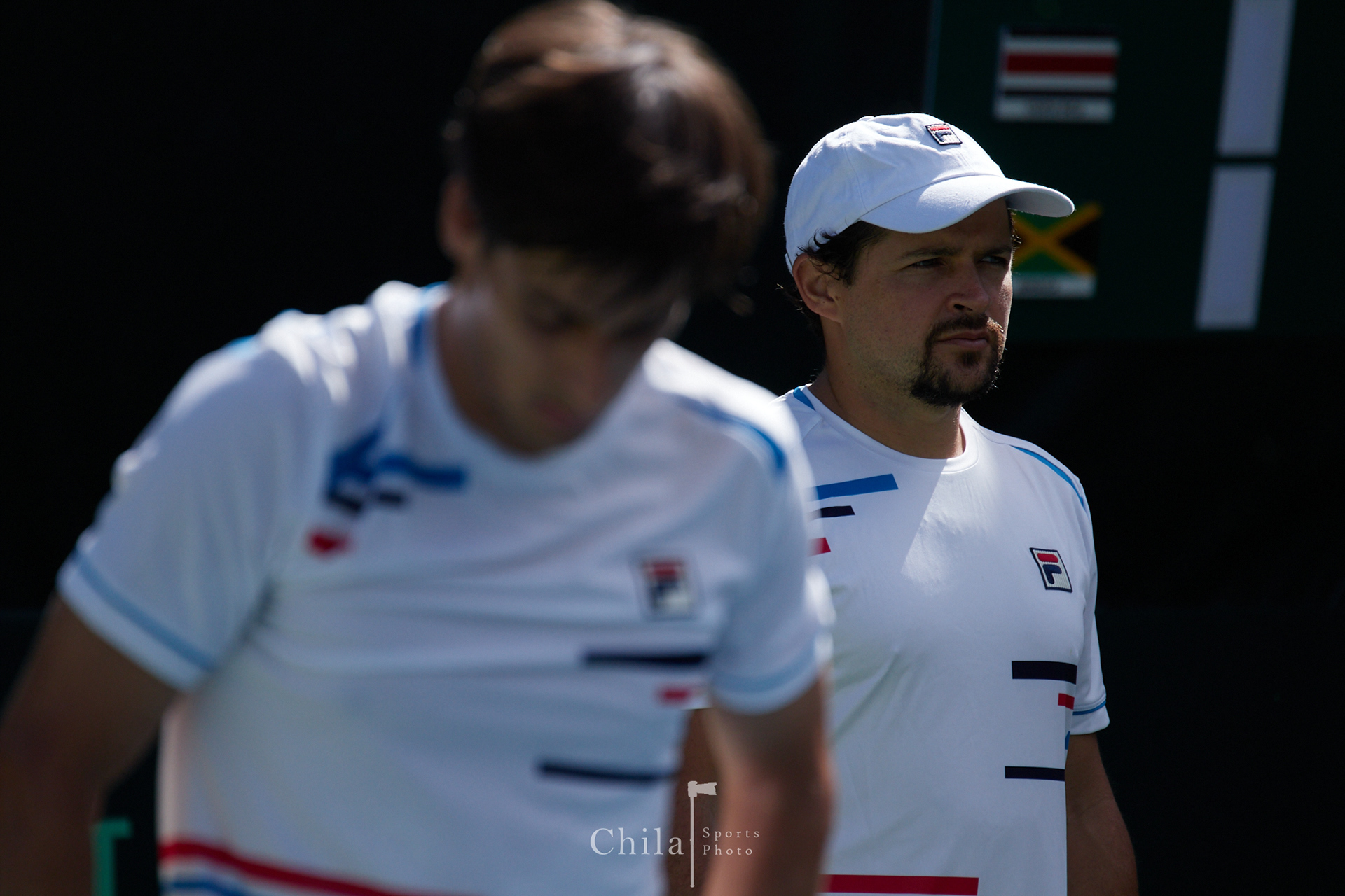 Enrique Naranjo (CRC) mira atento el entrenamiento de Sebastián Quirós previo a su juego de inviduales
