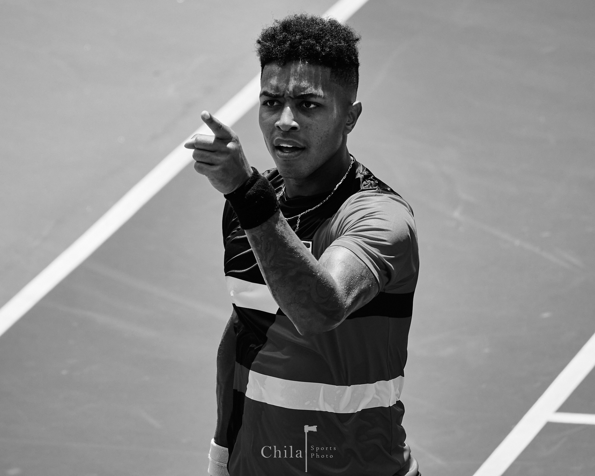 Jessie Flores (CRC) reacciona en agradecimiento al apoyo del público en la tribuna