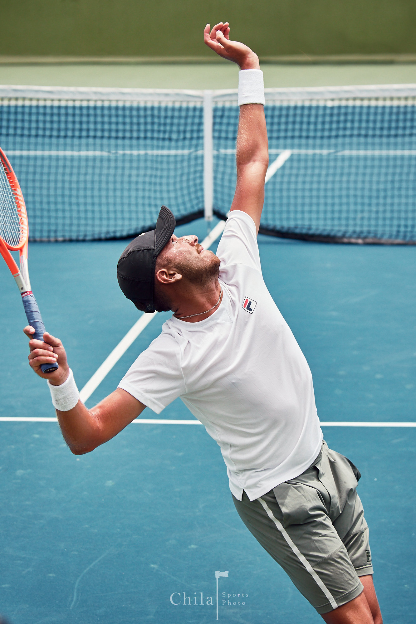 Marcelo Rodriguez realiza su servicio en su partido de inviduales