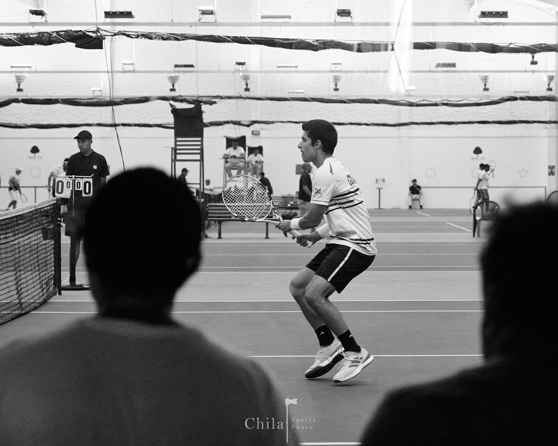 Pablo Nuñez (CRC) en su partido de dobles bajo techo ante la lluvia presentada