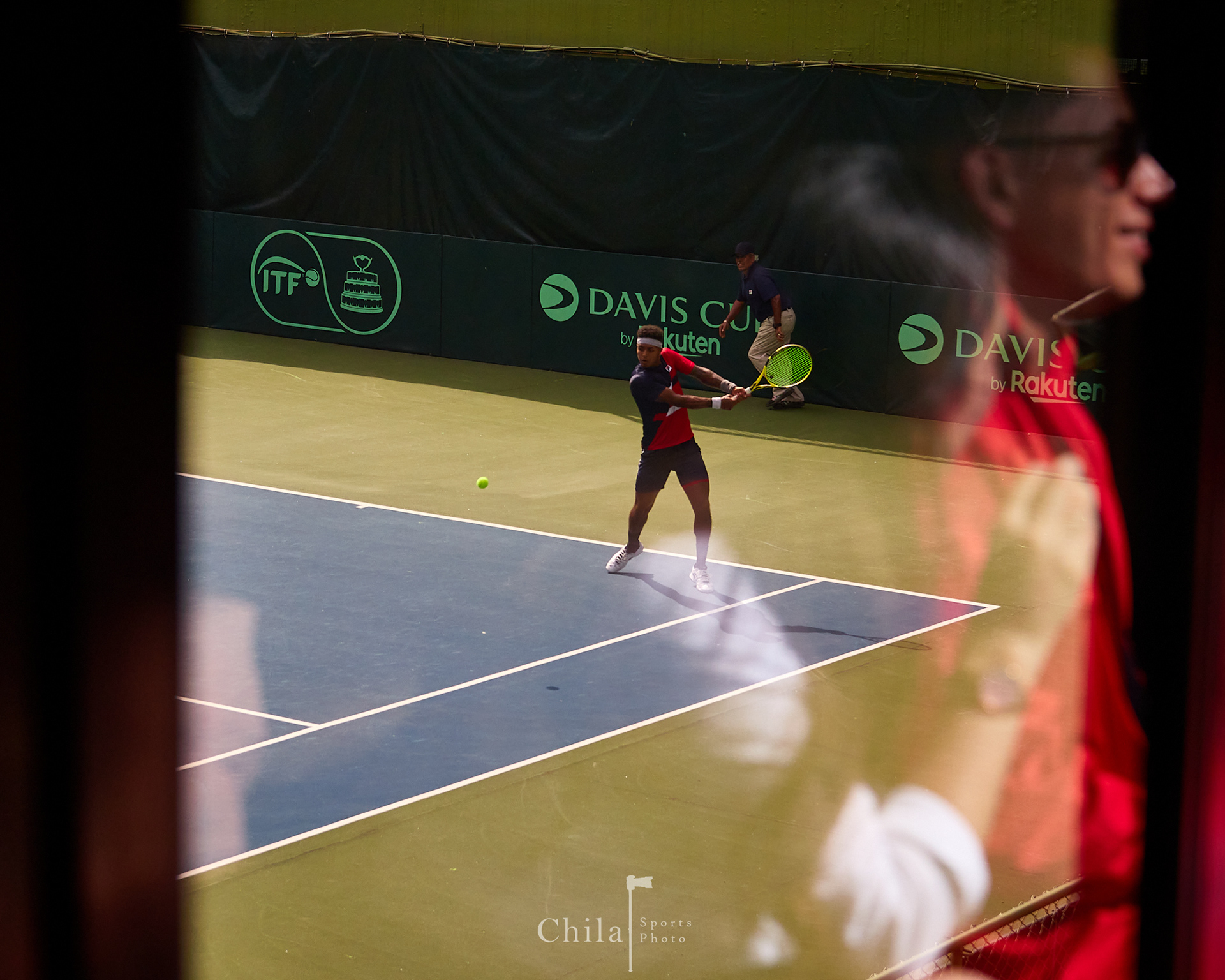 El público ve a Jesse Flores (CRC) mientras realiza su devolución de revés contra Puerto Rico