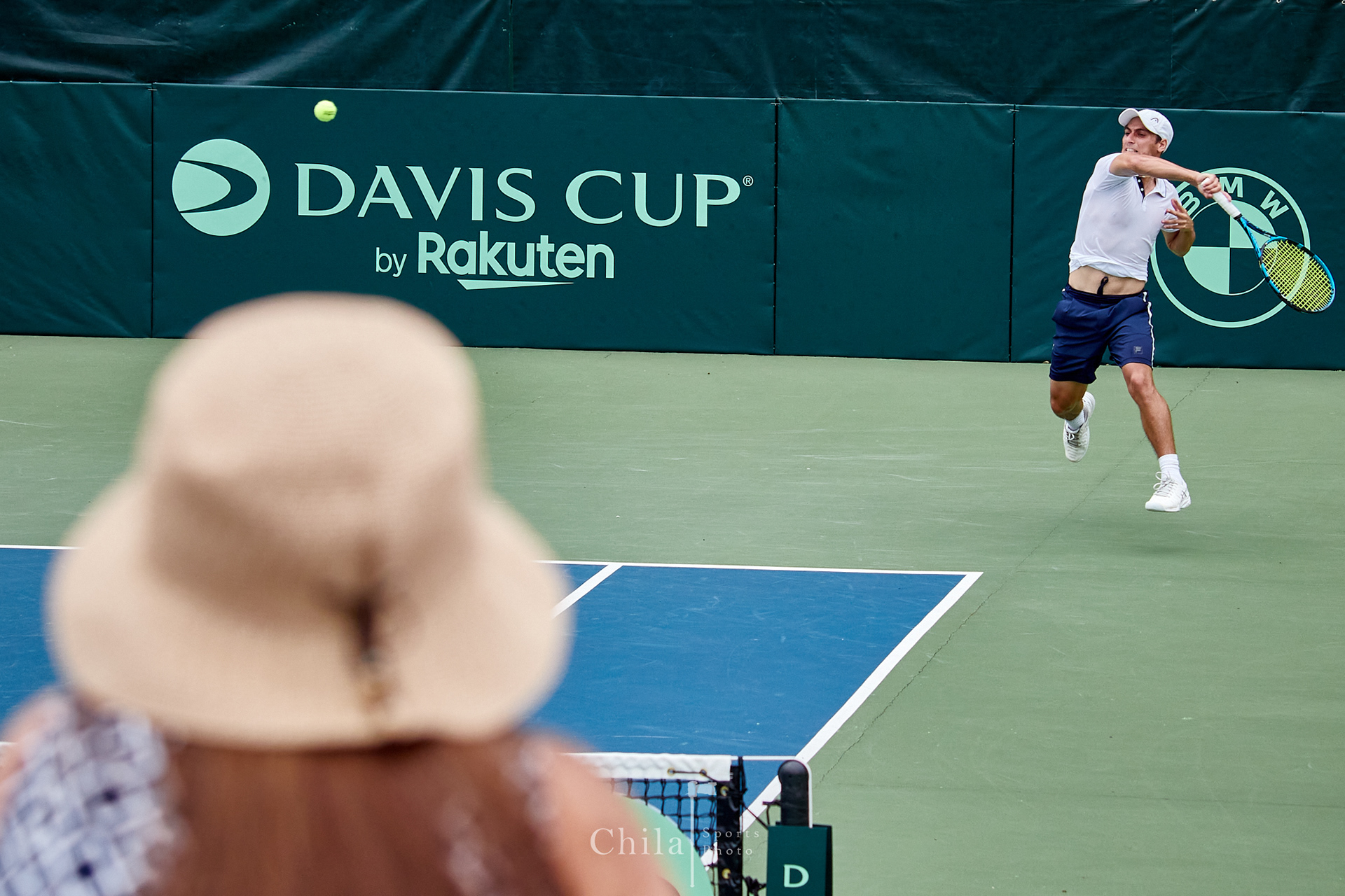 El público atiende desde el balcón al equipo de Costa Rica