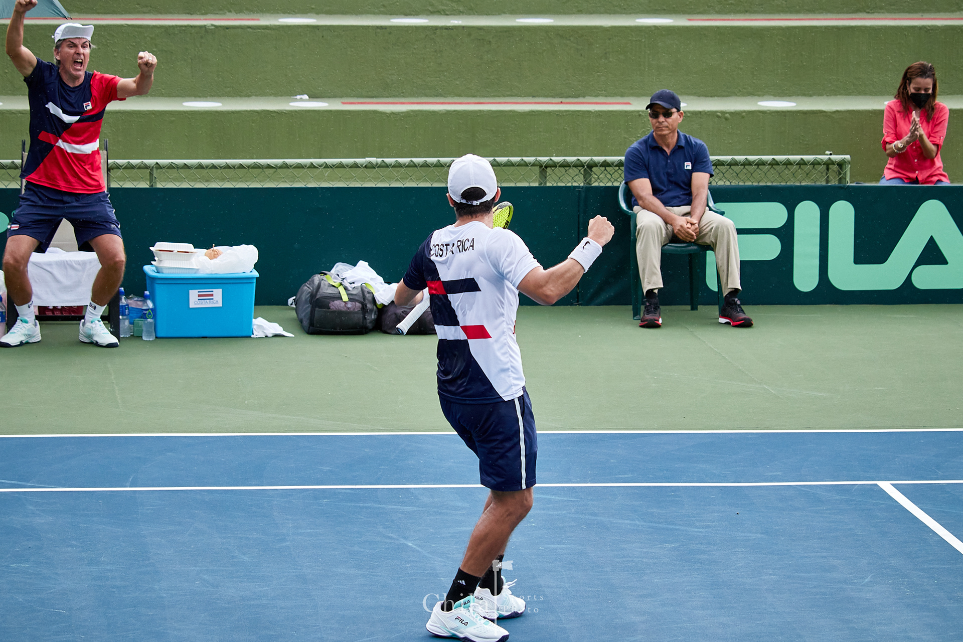 Pablo Nuñez y el capitán Kenneth Thome (CRC) celebra el gane en dobles que lo mantienen en el Grupo III