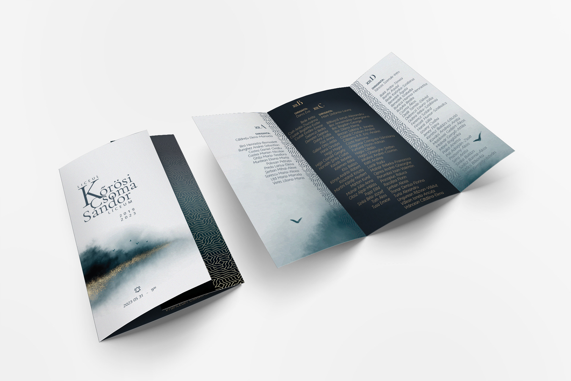 kicsengetési kártya, ballagási kártya vagy kicsengő. Sok fajta megnevezést találhatunk ezekre az emlékkártyákra amit a végzős diákok meghívóként adnak barátaiknak, családtagjaiknak. Ez a kártya magában foglalja az iskola címerét vagy nevét, a végzős évfolyam és az őket tanító tanárok névsorát, a végzés évét és a kicsengetési ünnepség dátumát, időpontját. Szokás szerint a kártyához egy fényképet is társítanak a diákok. #ballagas #vegzos #absolvire #kicsengetesikartya #kicsengo #ballagasikartya #sonete #promotii