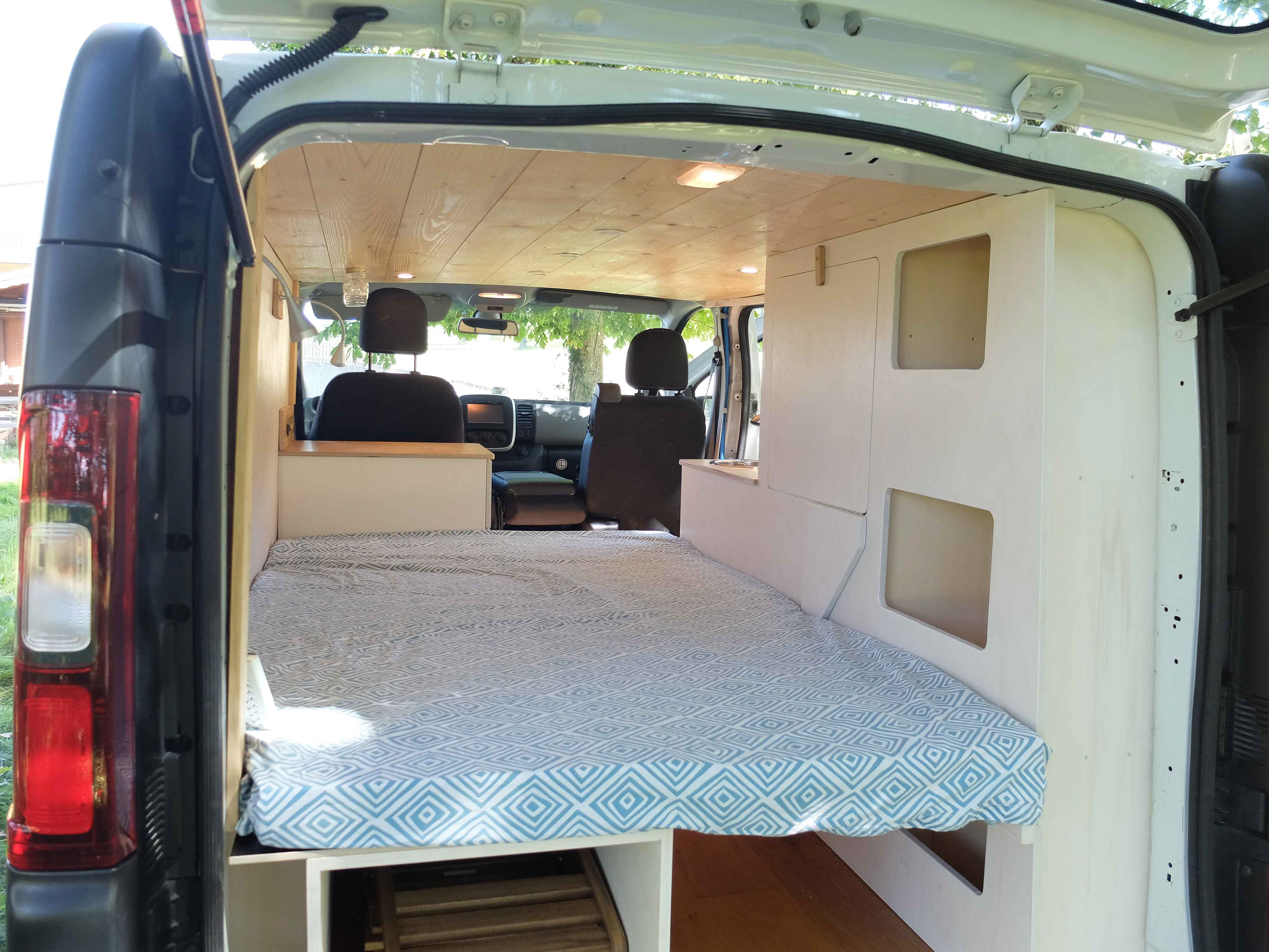 Renault Trafic aménagé de dos - Bus du Pirate