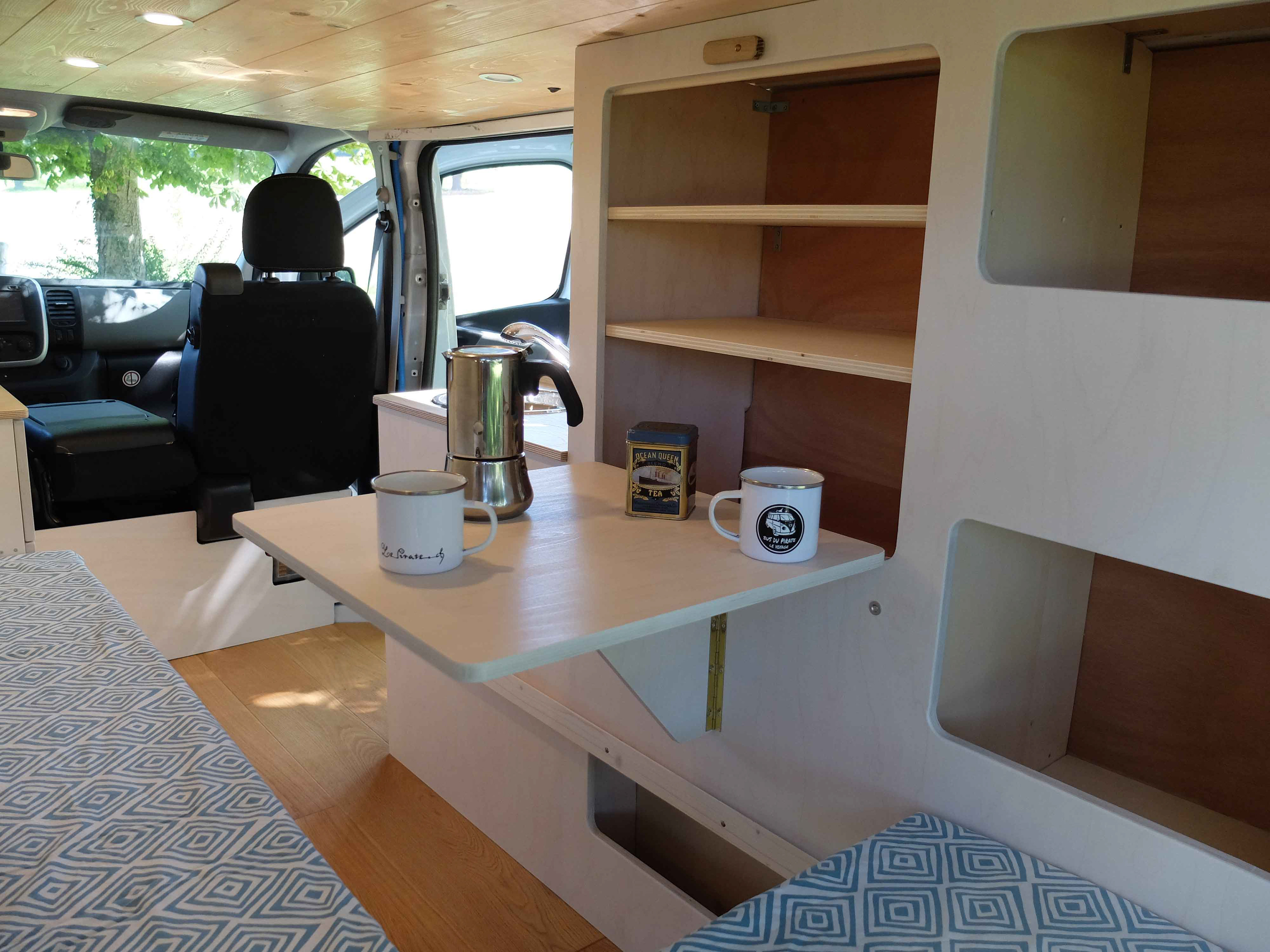 Renault Trafic aménagé de l'intérieur - Bus du Pirate