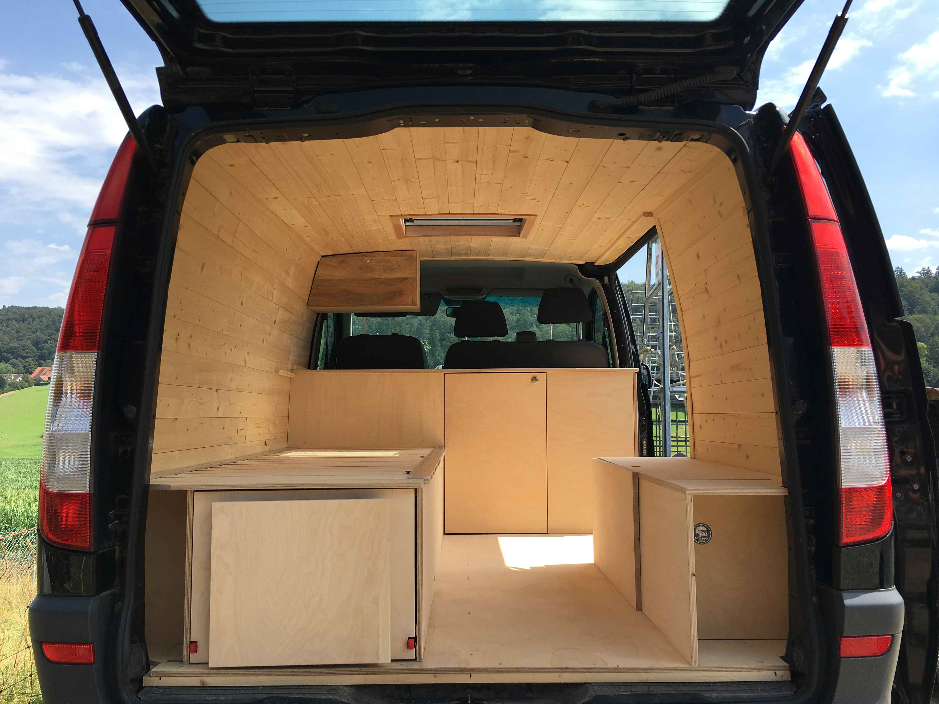 Mercedes Vito aménagé de dos - Bus du Pirate