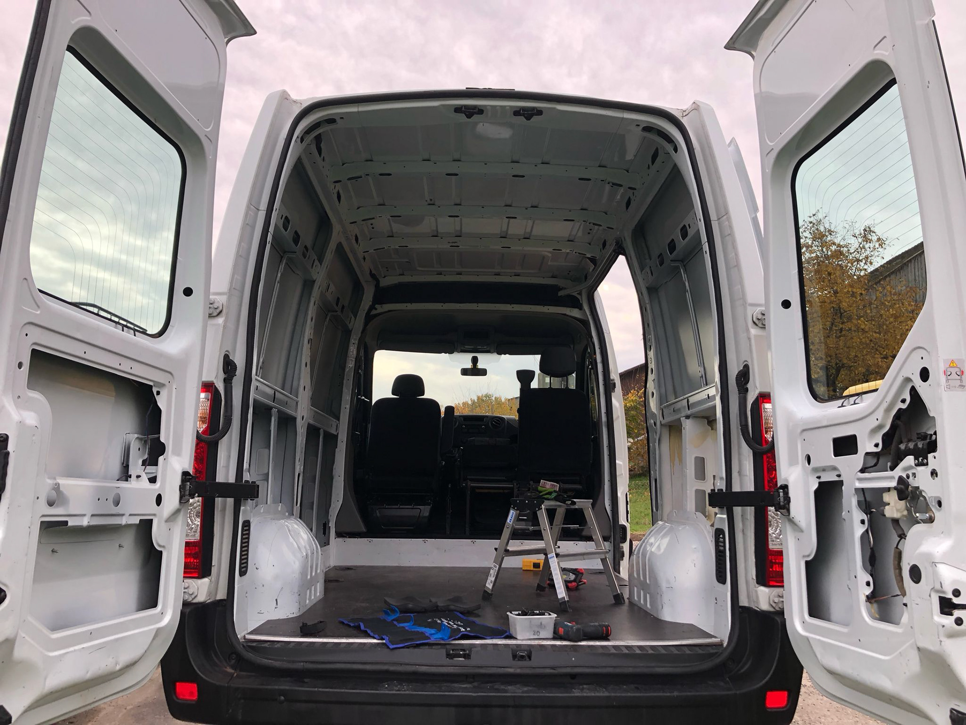 Renault Master vide - Bus du Pirate