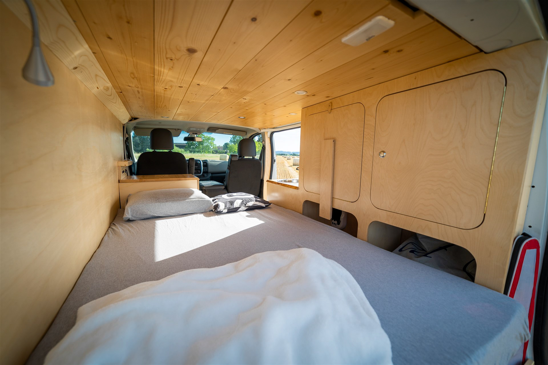 Renault Trafic aménagé de l'intérieur - Bus du Pirate