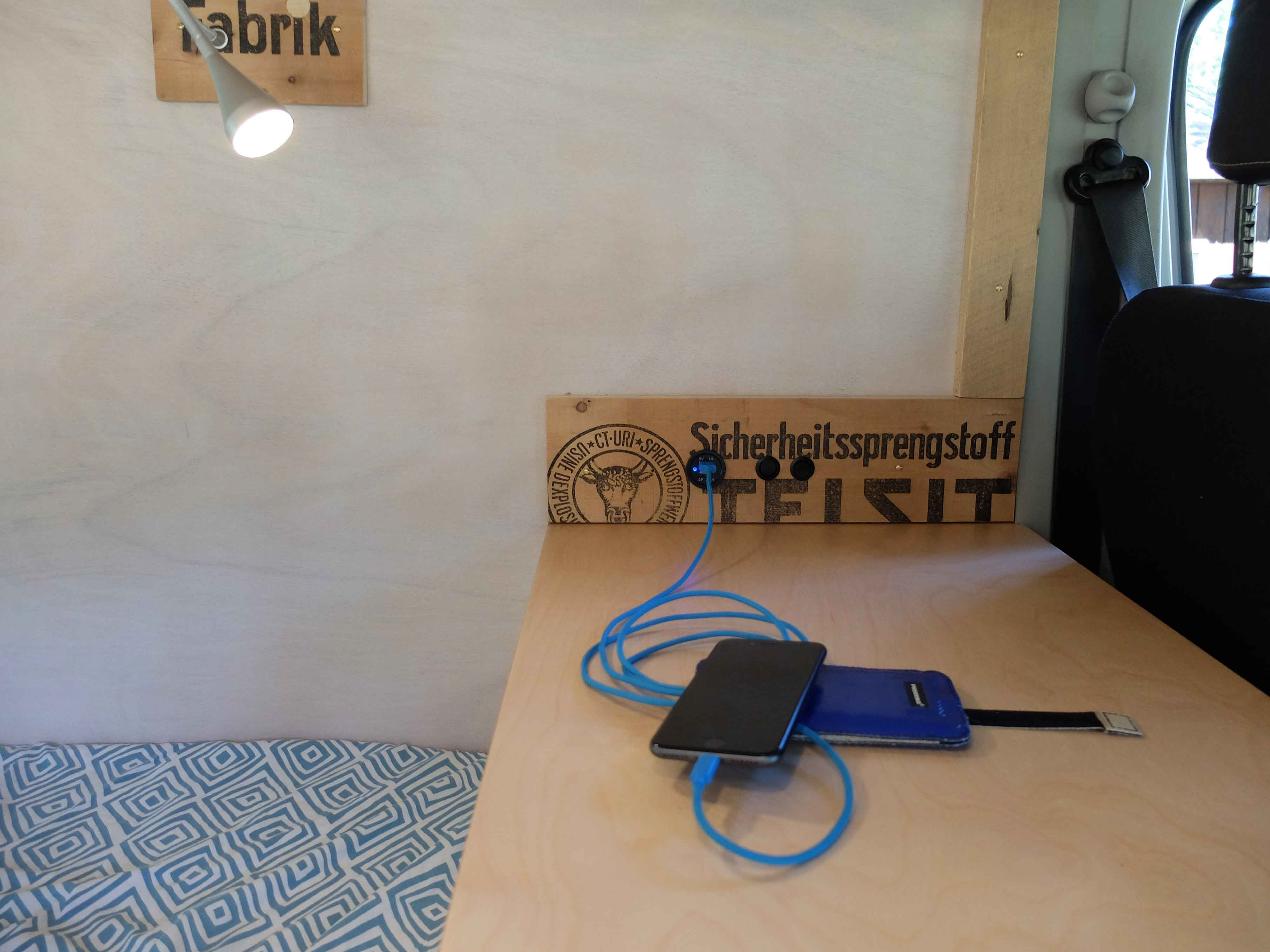 Renault Trafic aménagé recharger téléphone - Bus du Pirate