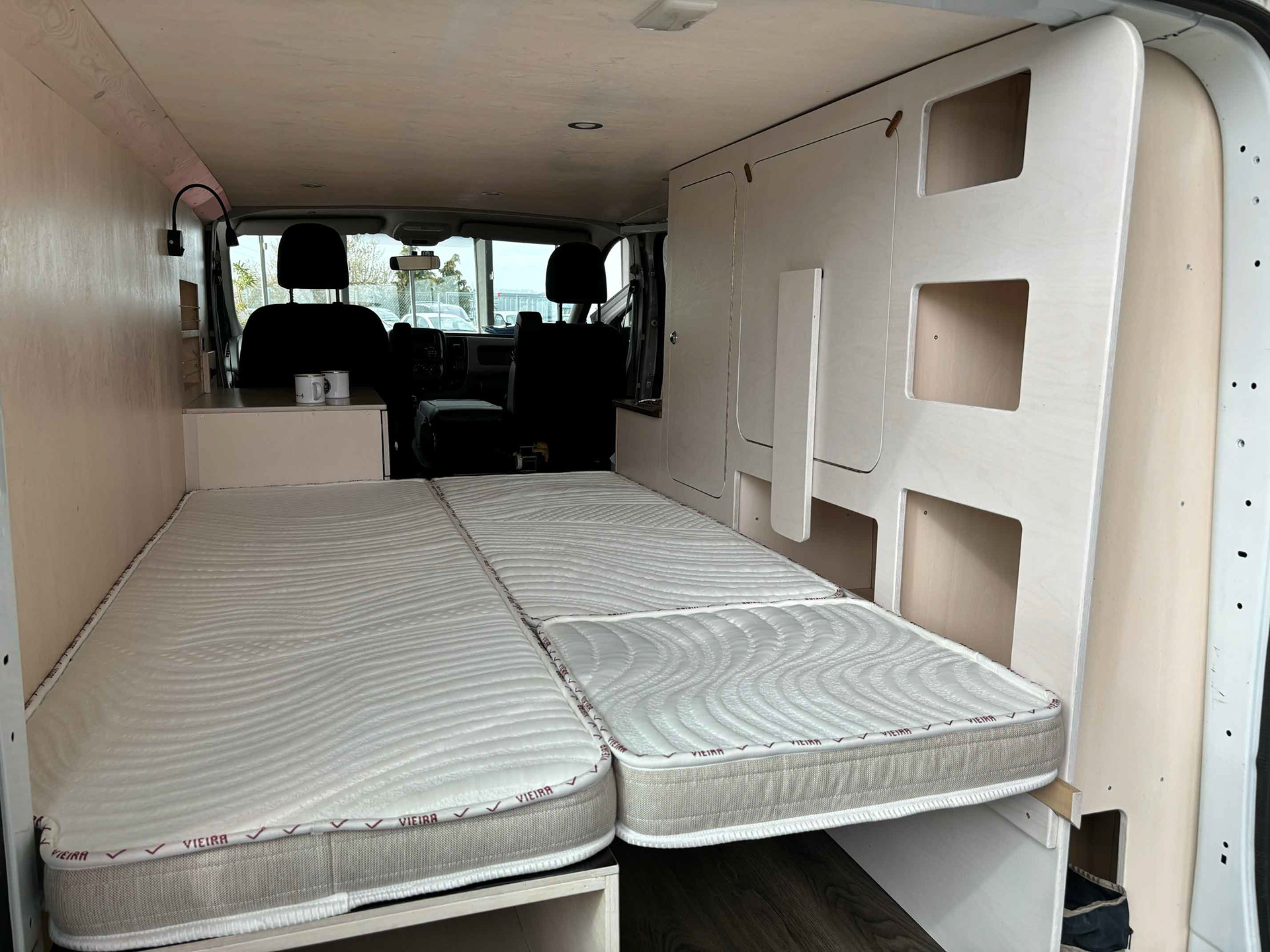 Renault Trafic aménagé de l'intérieur - Bus du Pirate