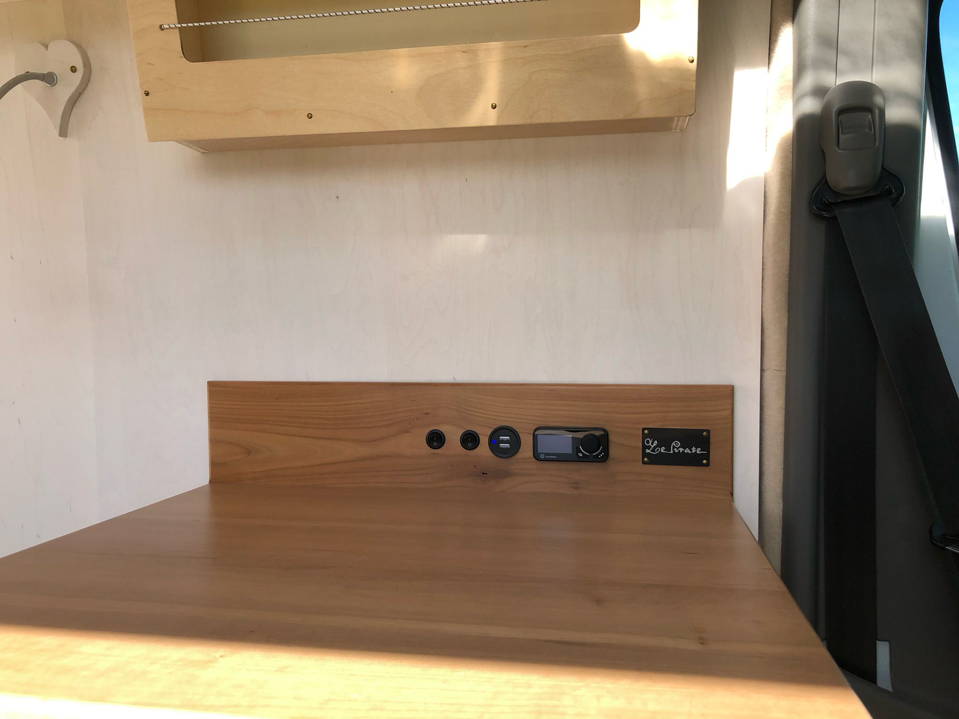 Renault Master aménagé de l'intérieur - Bus du Pirate