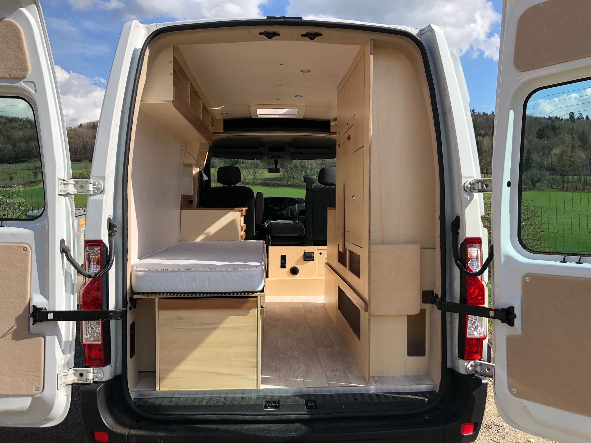 Renault Master aménagé de l'intérieur - Bus du Pirate
