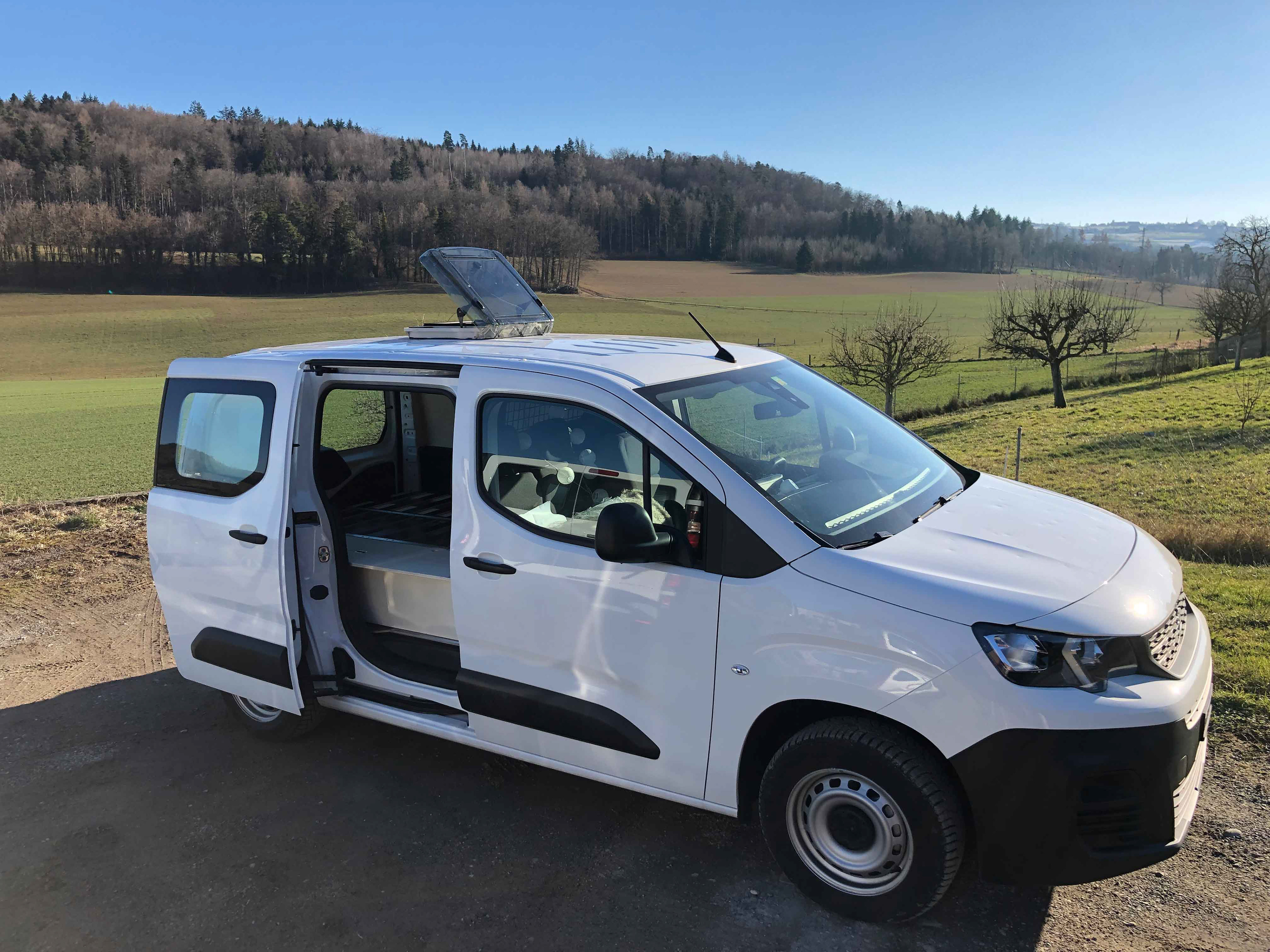 Peugeot Partner aménagé de face - Bus du Pirate