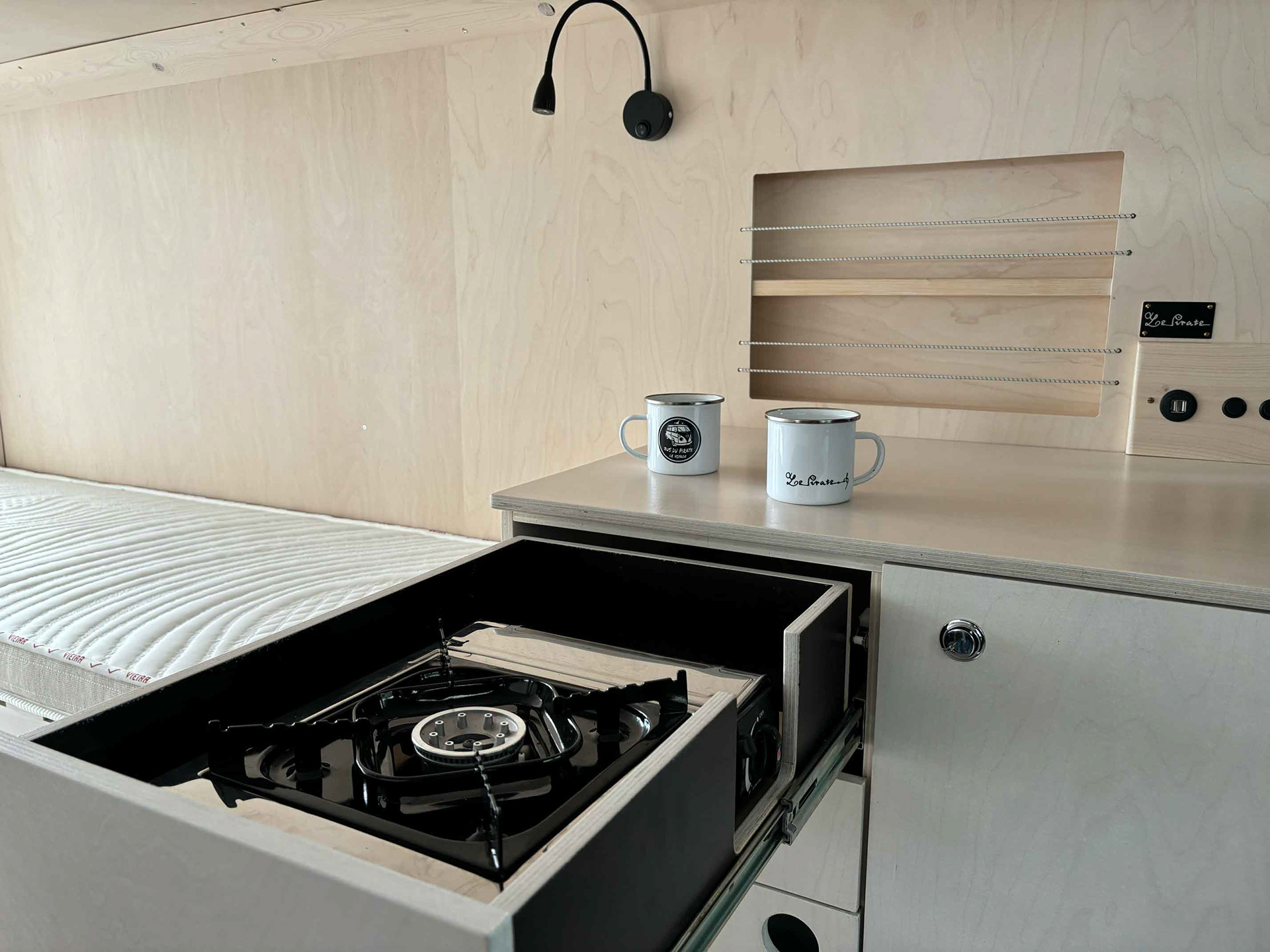 Renault Trafic aménagé de l'intérieur - Bus du Pirate