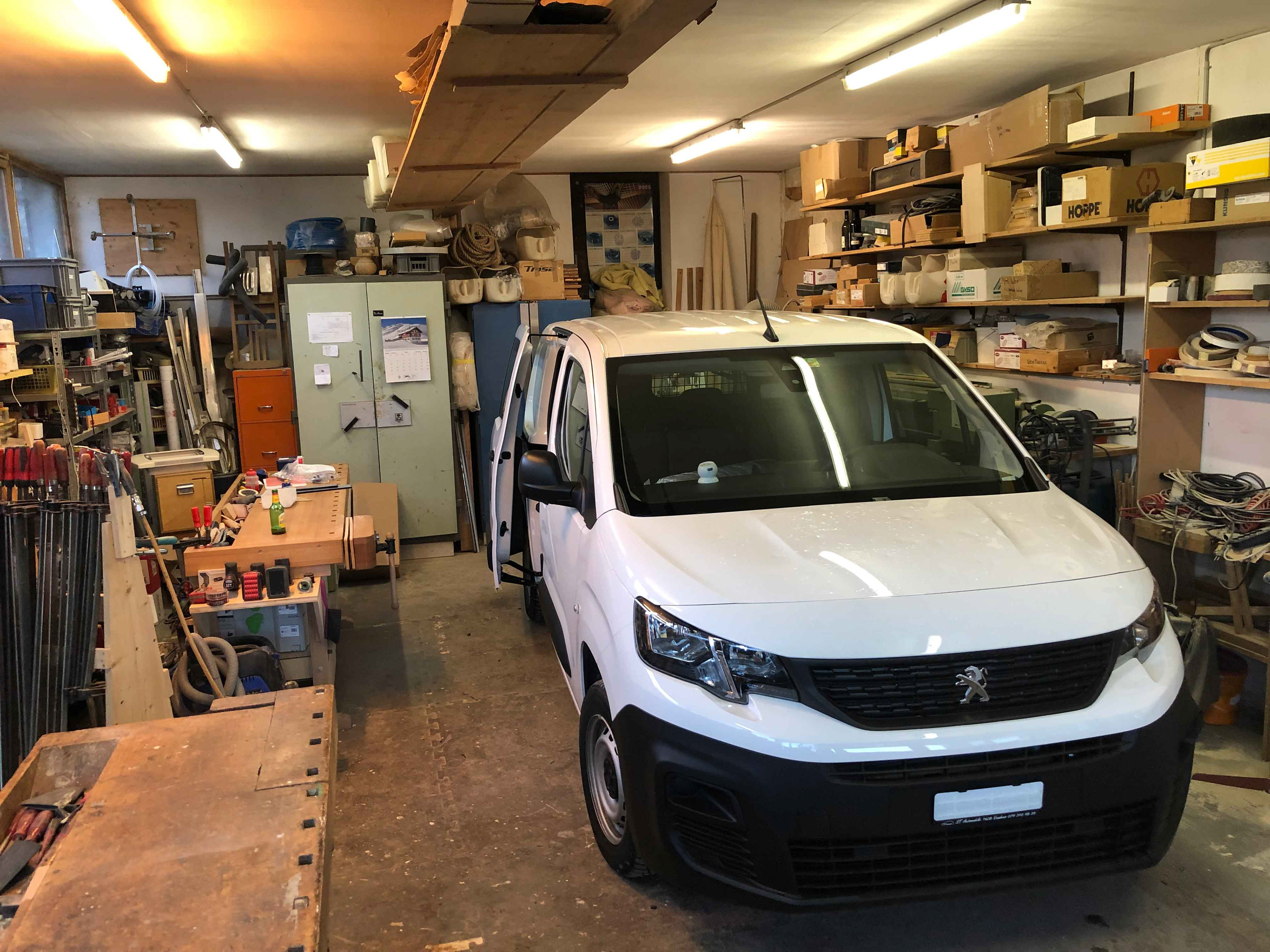 Peugeot Partner aménagé de face - Bus du Pirate