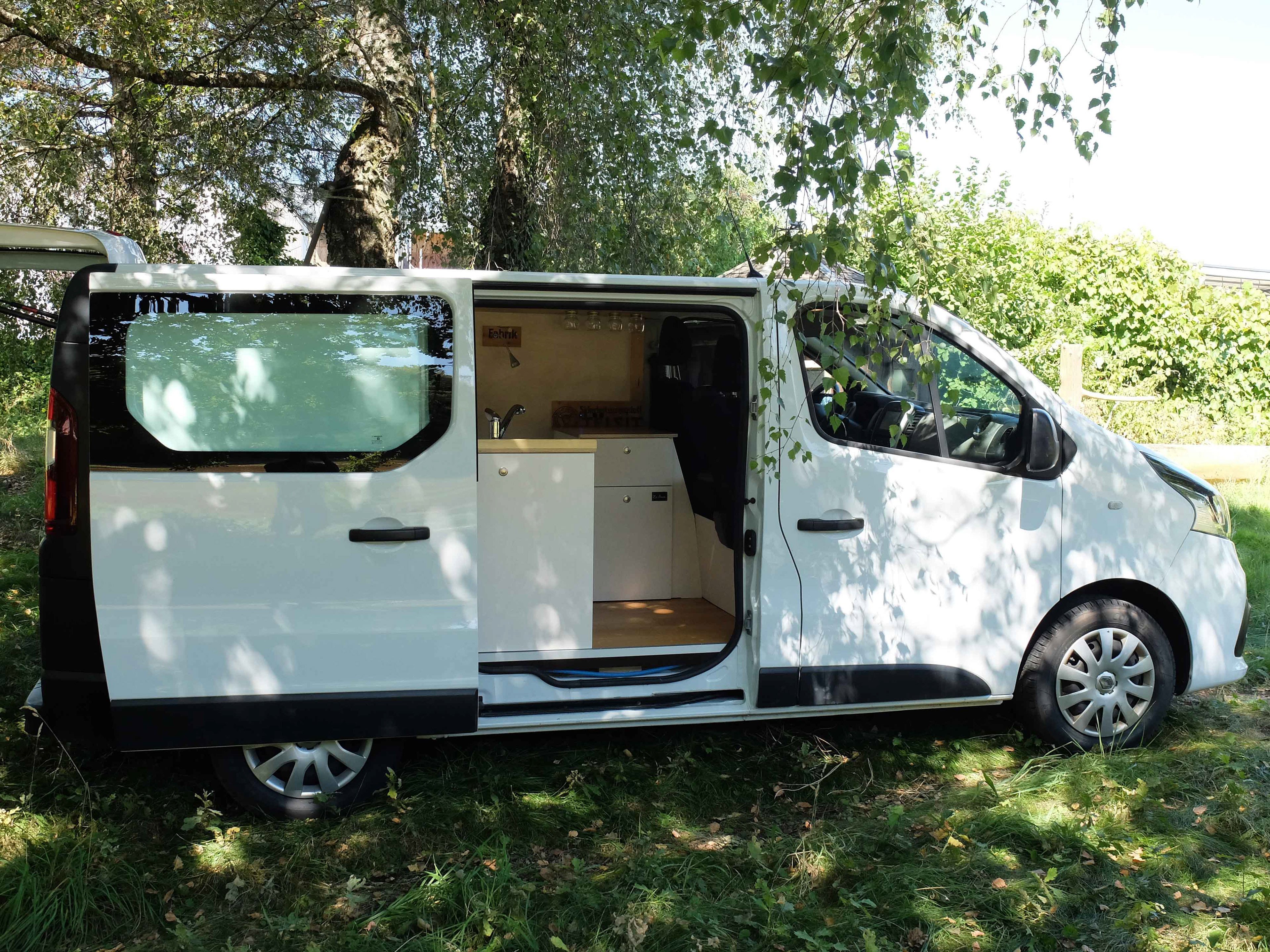 Renault Trafic aménagé de face - Bus du Pirate