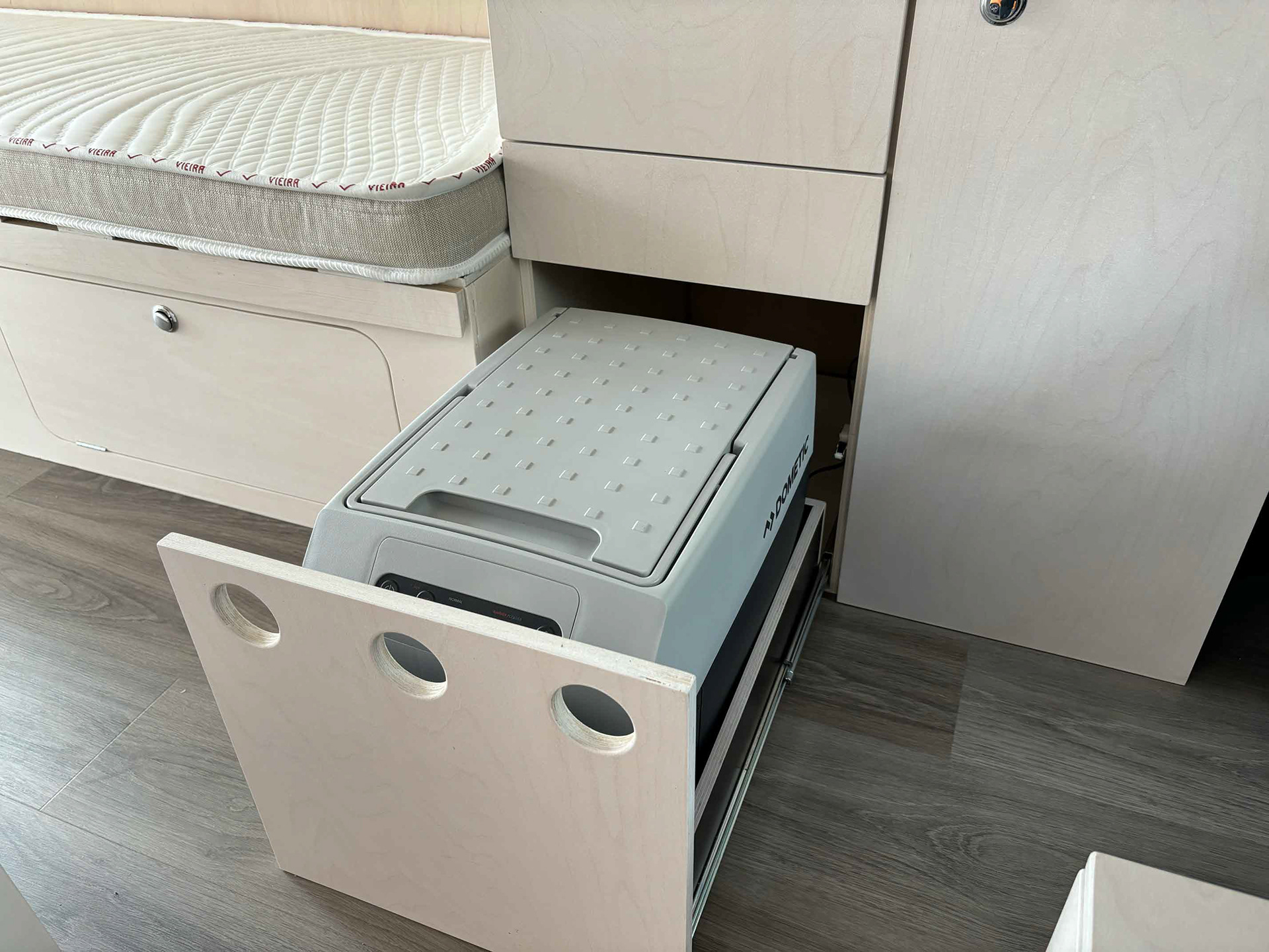 Renault Trafic aménagé de l'intérieur - Bus du Pirate