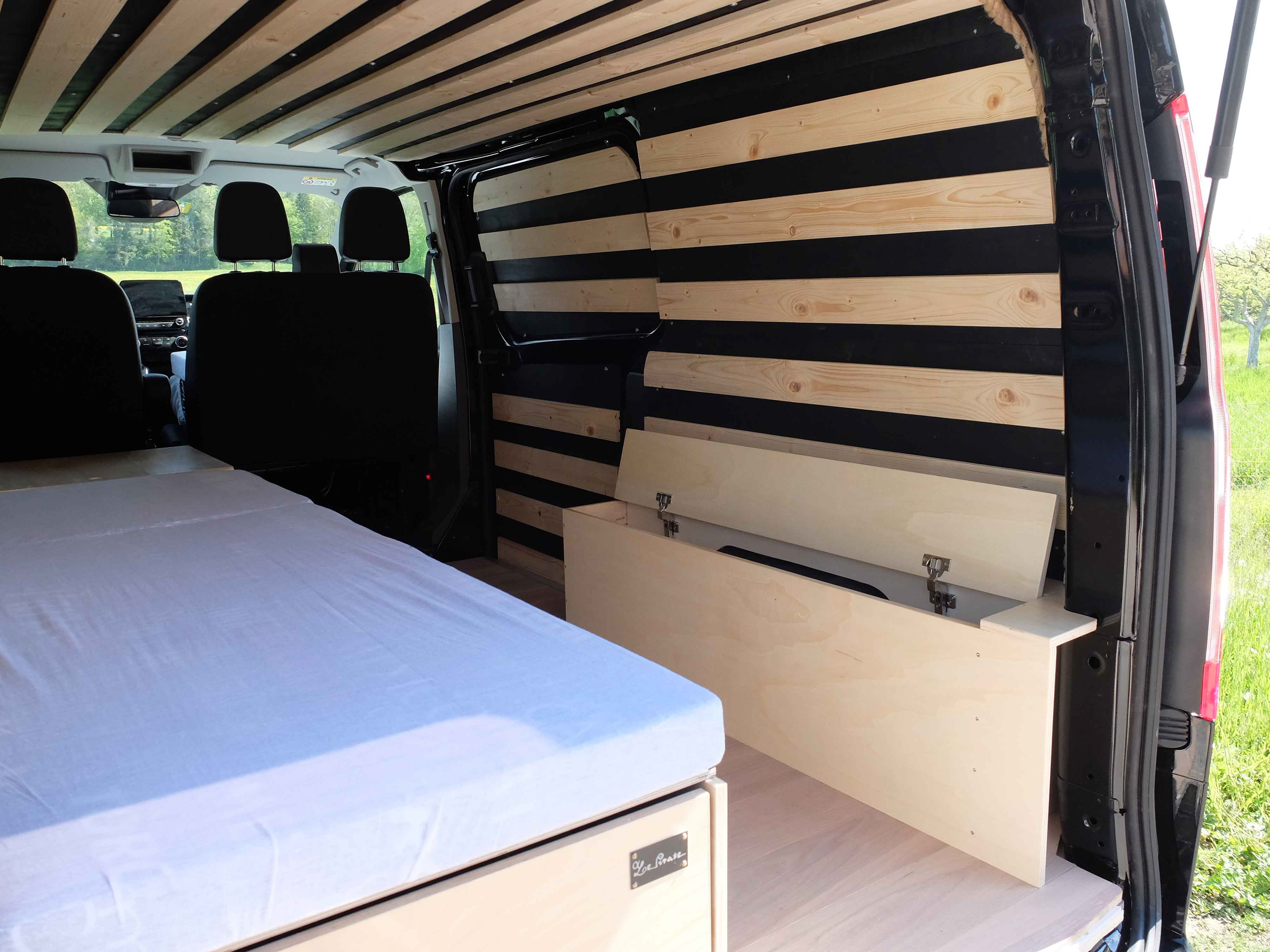 Ford Transit aménagé rangements intérieur - Bus du Pirate