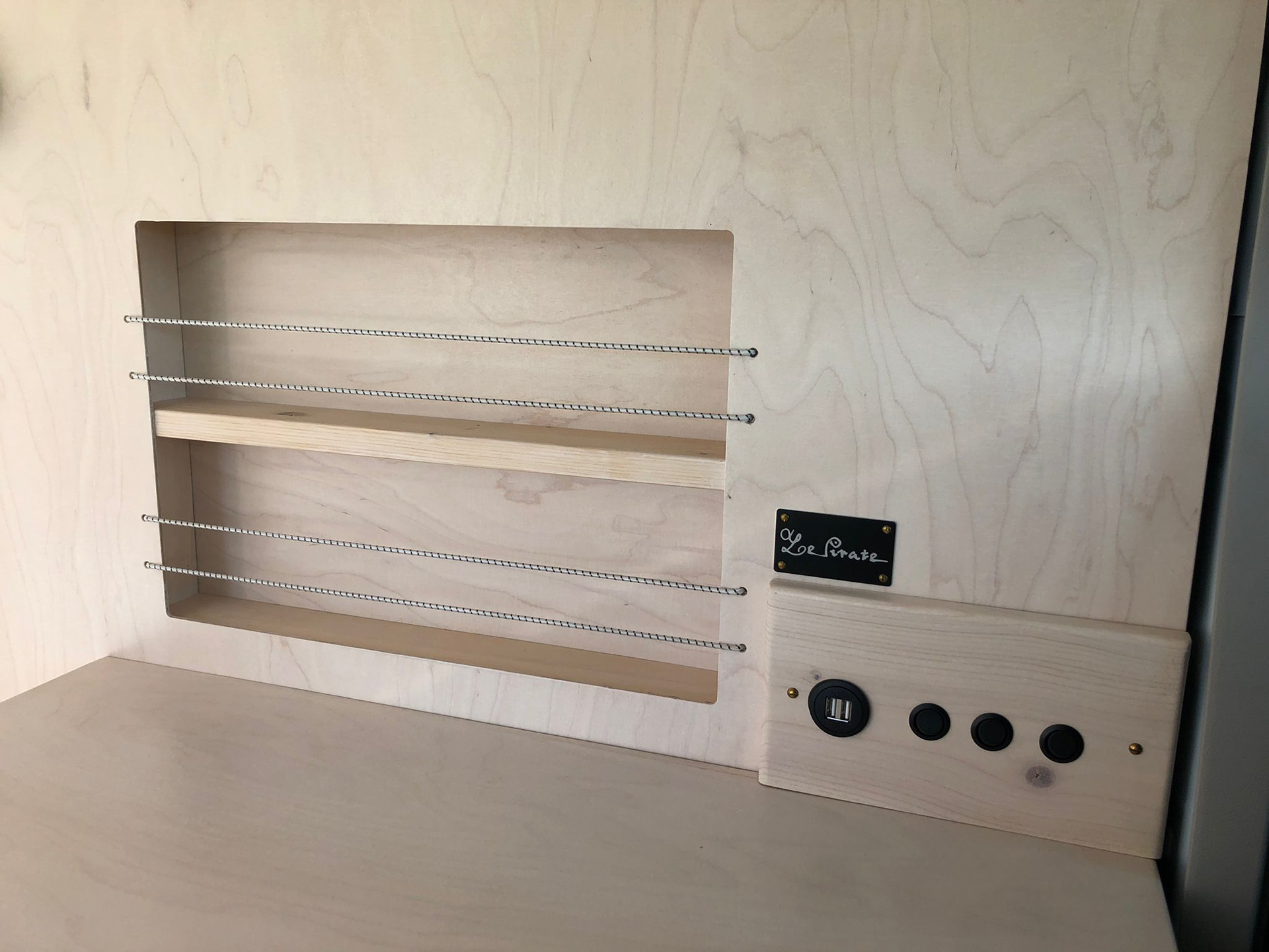 Renault Trafic aménagé de l'intérieur - Bus du Pirate