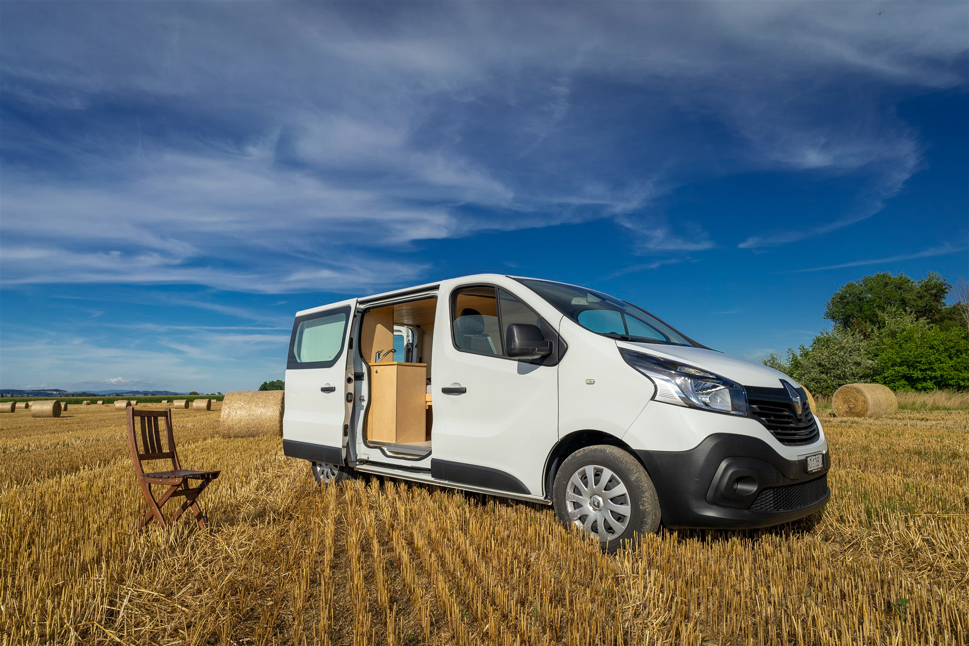 Renault Trafic aménagé de face - Bus du Pirate
