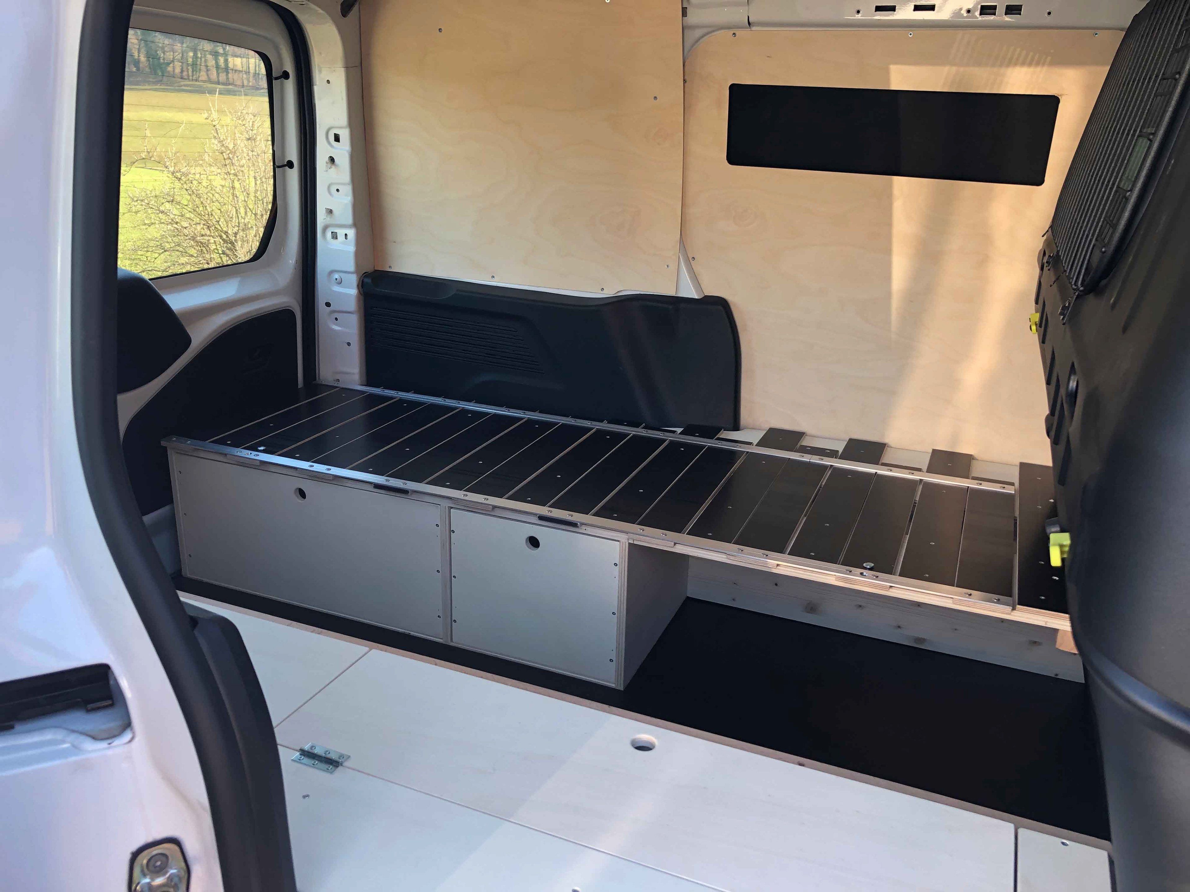 Peugeot Partner aménagé de l'intérieur - Bus du Pirate