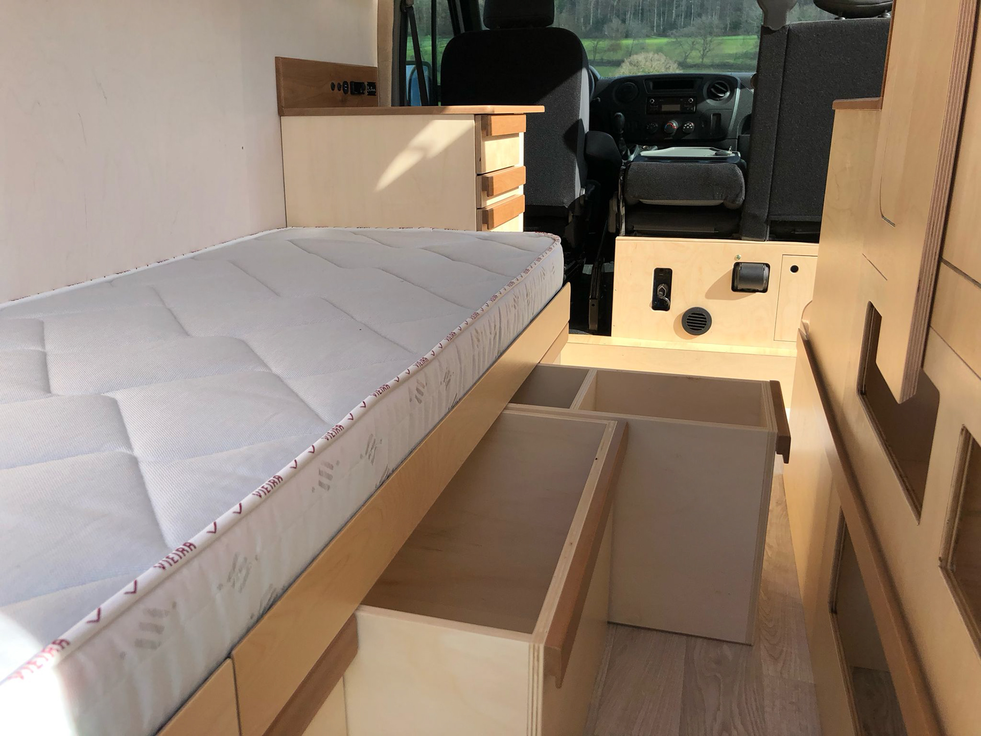 Renault Master aménagé de l'intérieur - Bus du Pirate