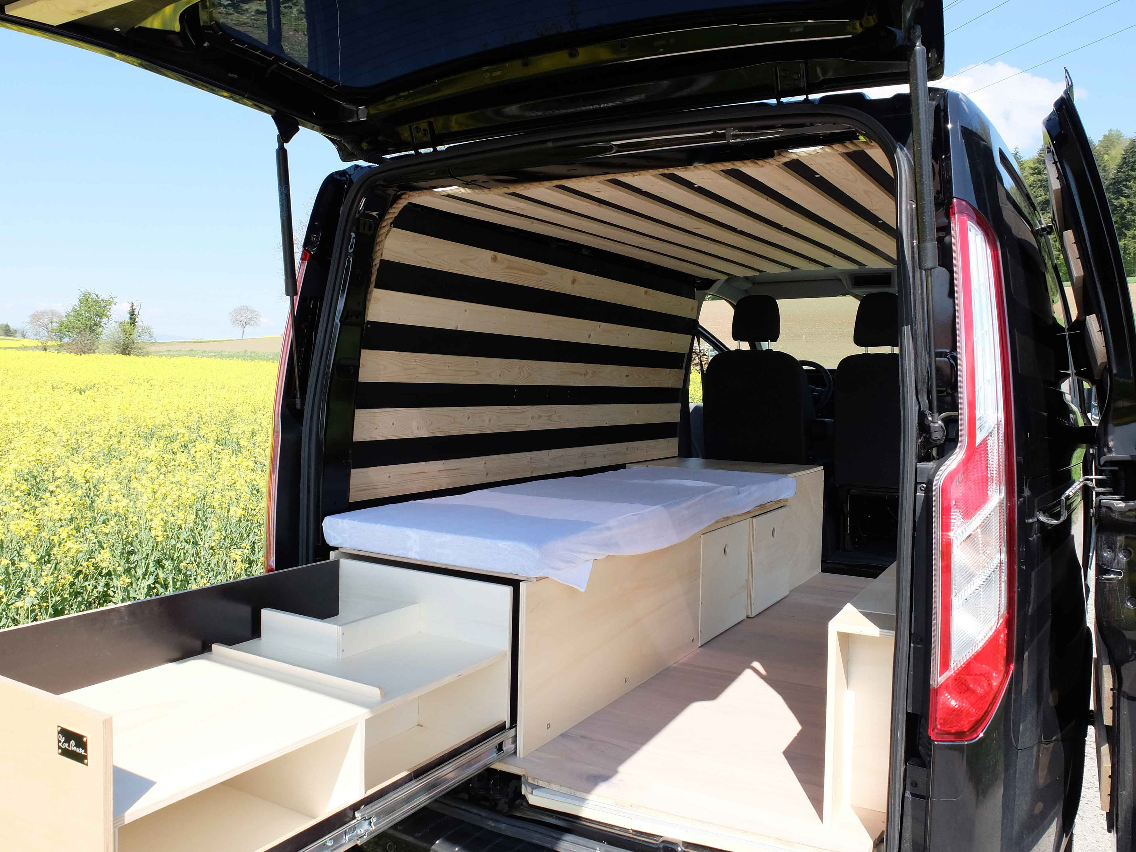 Ford Transit aménagé la cuisine - Bus du Pirate