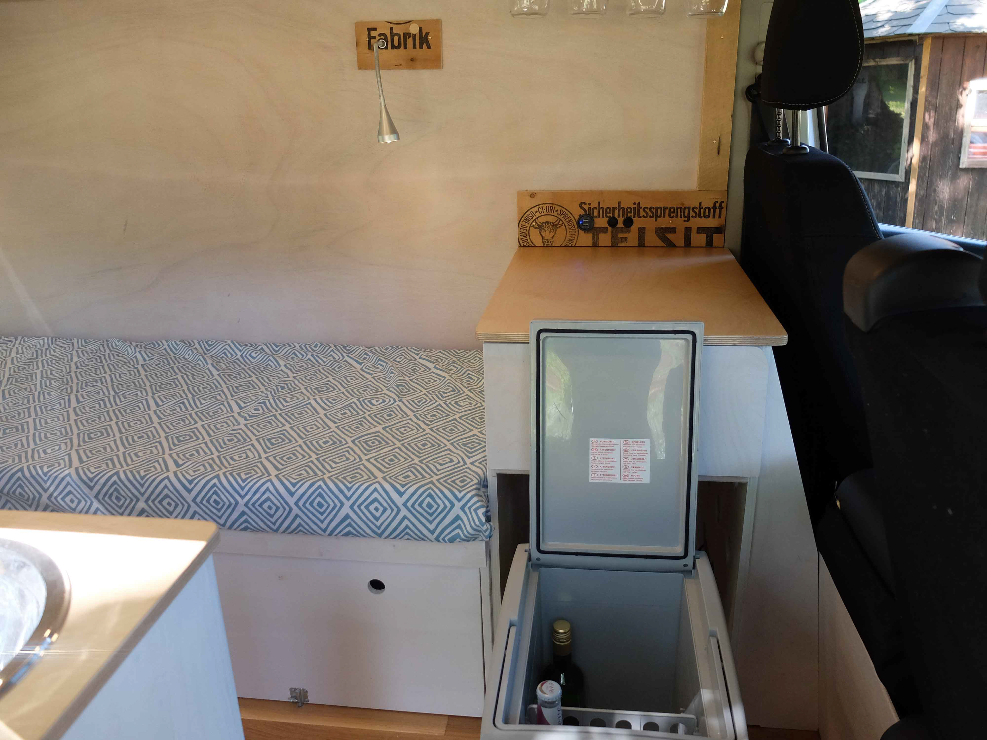 Renault Trafic aménagé réfrigérateur intégré - Bus du Pirate