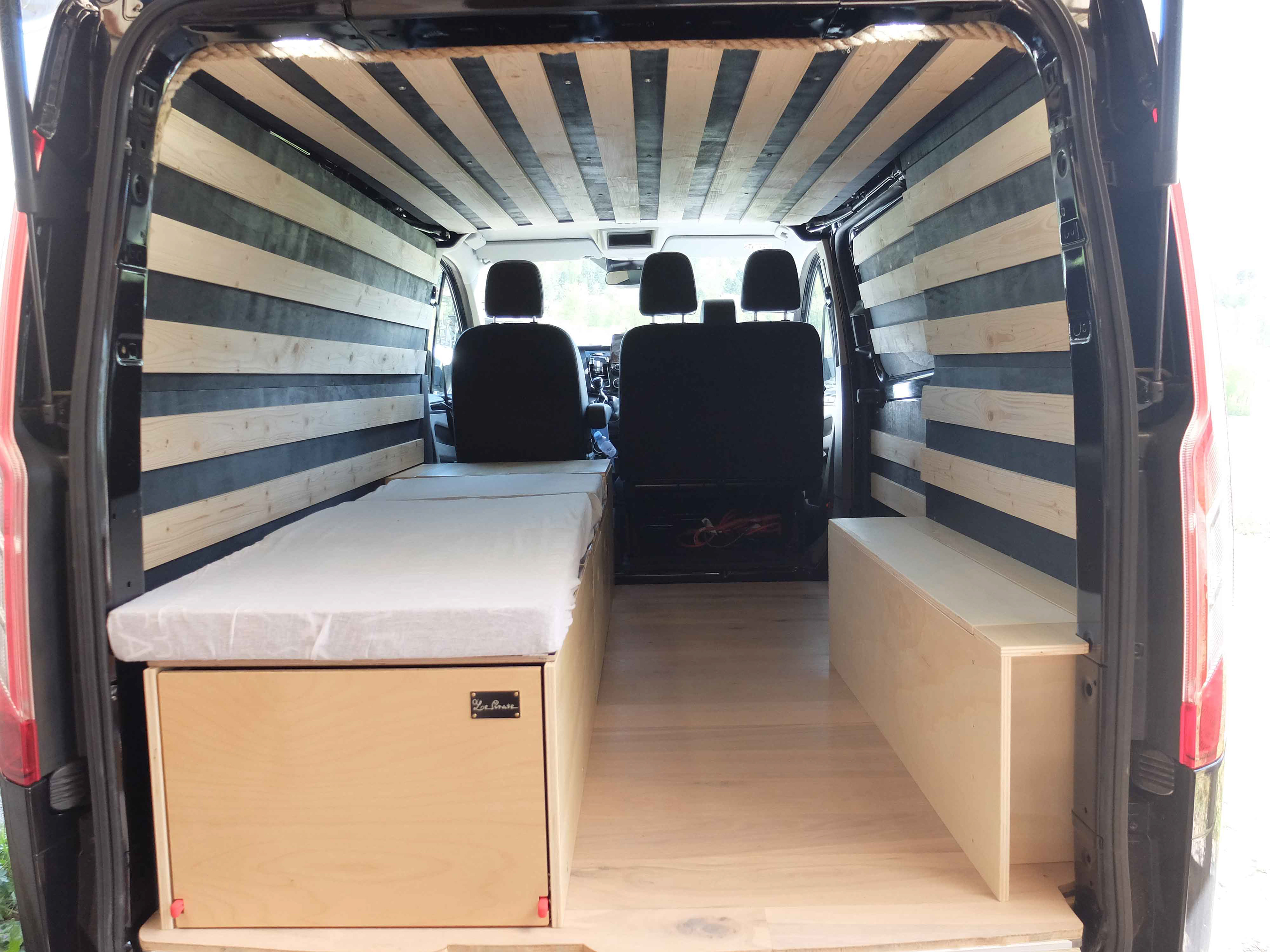 Ford Transit aménagé de dos - Bus du Pirate